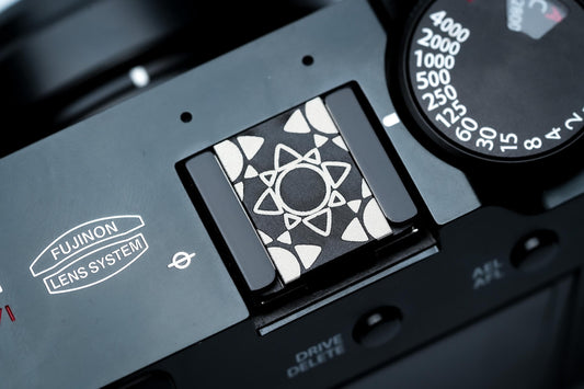 Hotshoe cover Hawaii zon – zwart aluminium sierkap – voor Fujifilm X100VI, analoge en digitale camera’s by Unseend