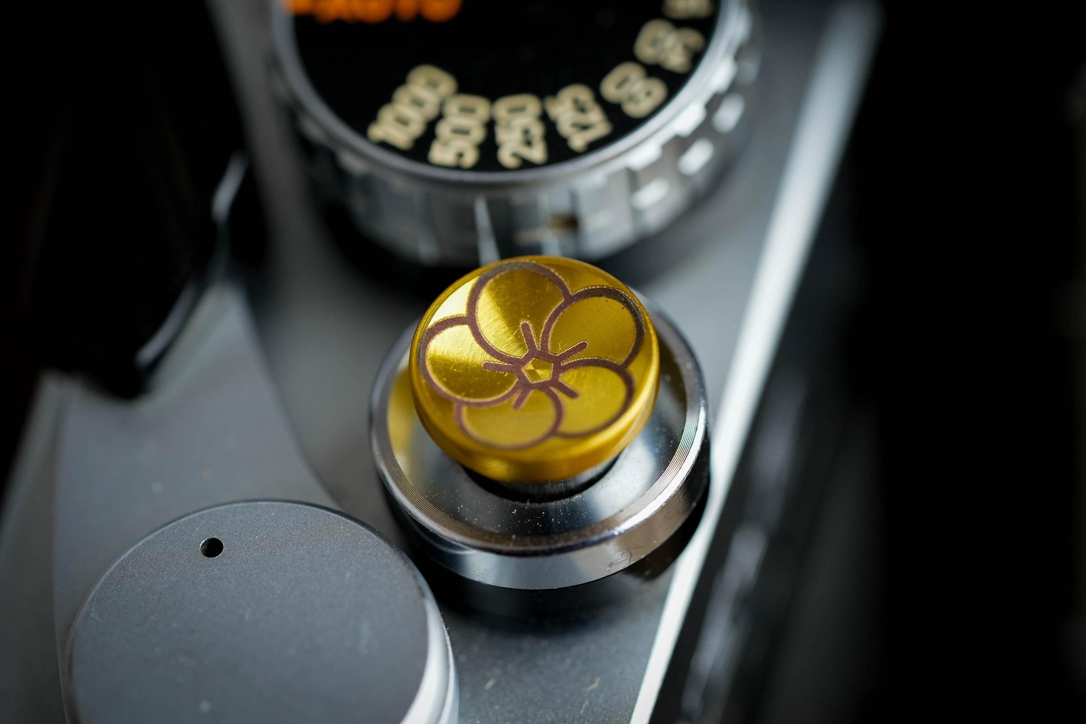 Ontspanknop met bloemgravering: Geef je camera een luxe upgrade met deze messing ontspanknop!