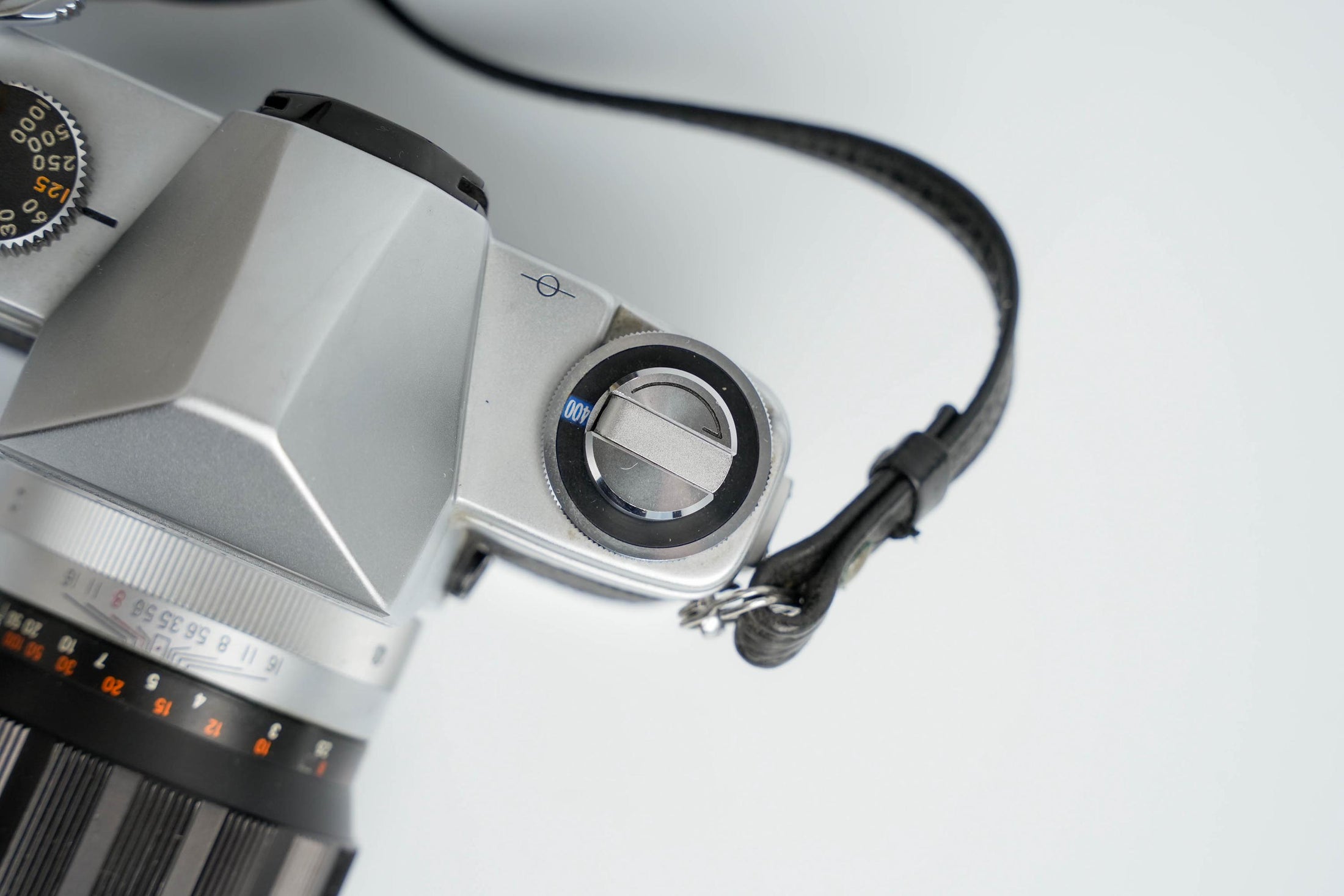 Konica FP – Klassieke 35mm SLR met Hexanon 135mm f/3.5 Lens – Getest en Werkend