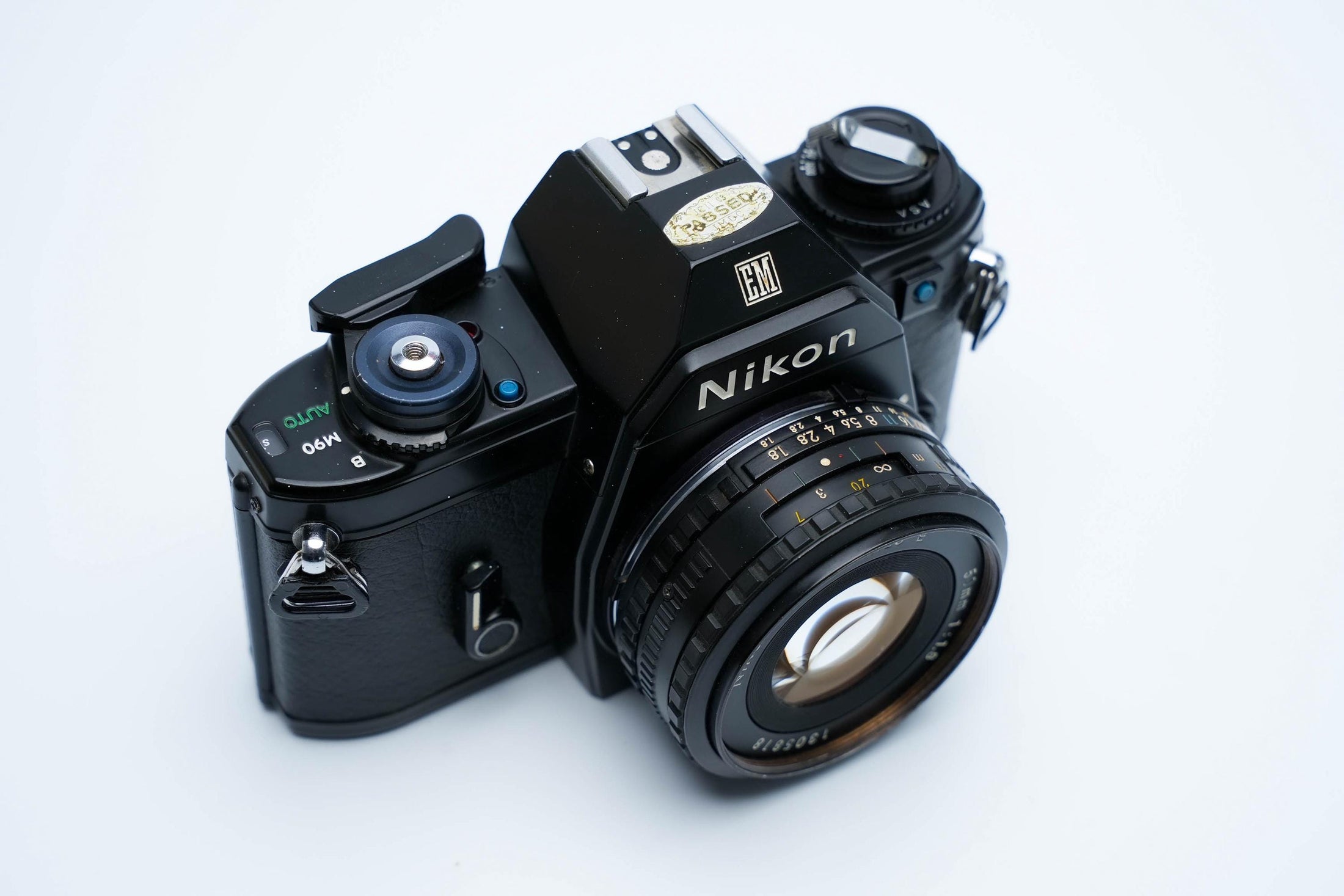 Nikon EM –  Nikon Series E 50mm f/1.8 + Gratis Kodak Gold 35mm Film