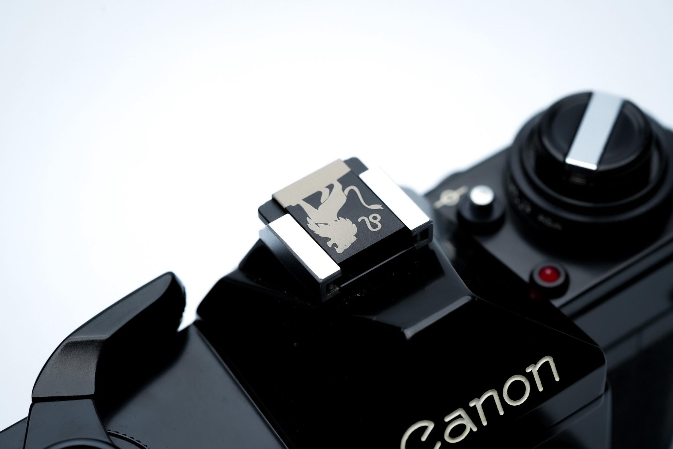 Hotshoe cover leeuw sterrenbeeld – zwart aluminium flitsschoen accessoire voor Fujifilm X100VI, Canon & meer