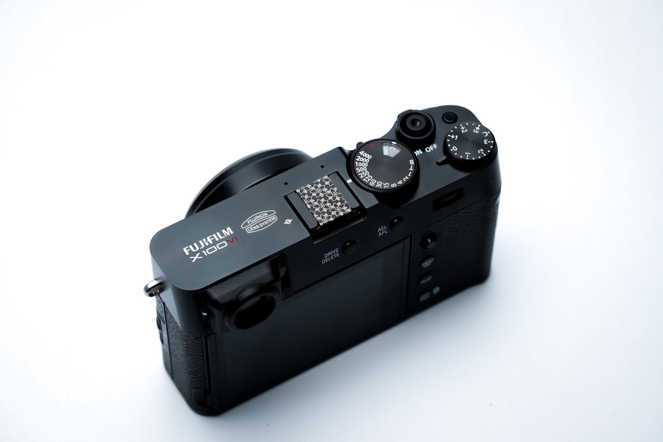 Hotshoe cover sakura bloemen – gegraveerd zwart aluminium – camera sierkap voor Fujifilm X100VI, Sony, Minolta en meer