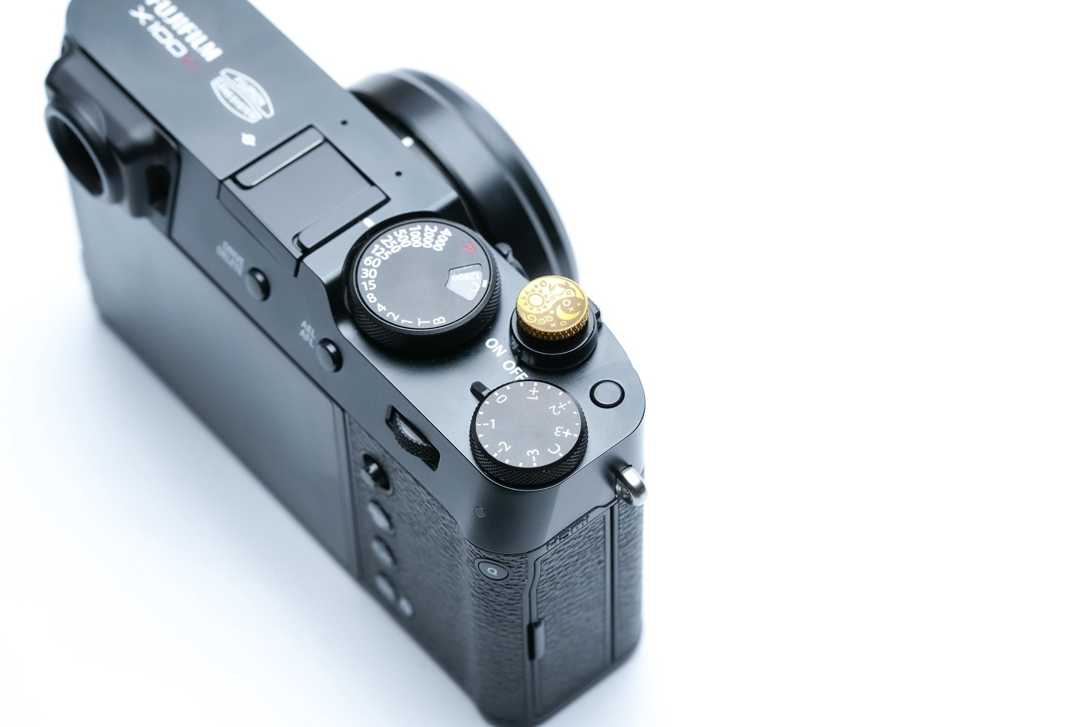 Soleluna ontspanknop Yin Yang – messing goudkleurig – zon en maan gravure voor Fujifilm X100VI, Sony, Nikon, Leica & analoge camera’s