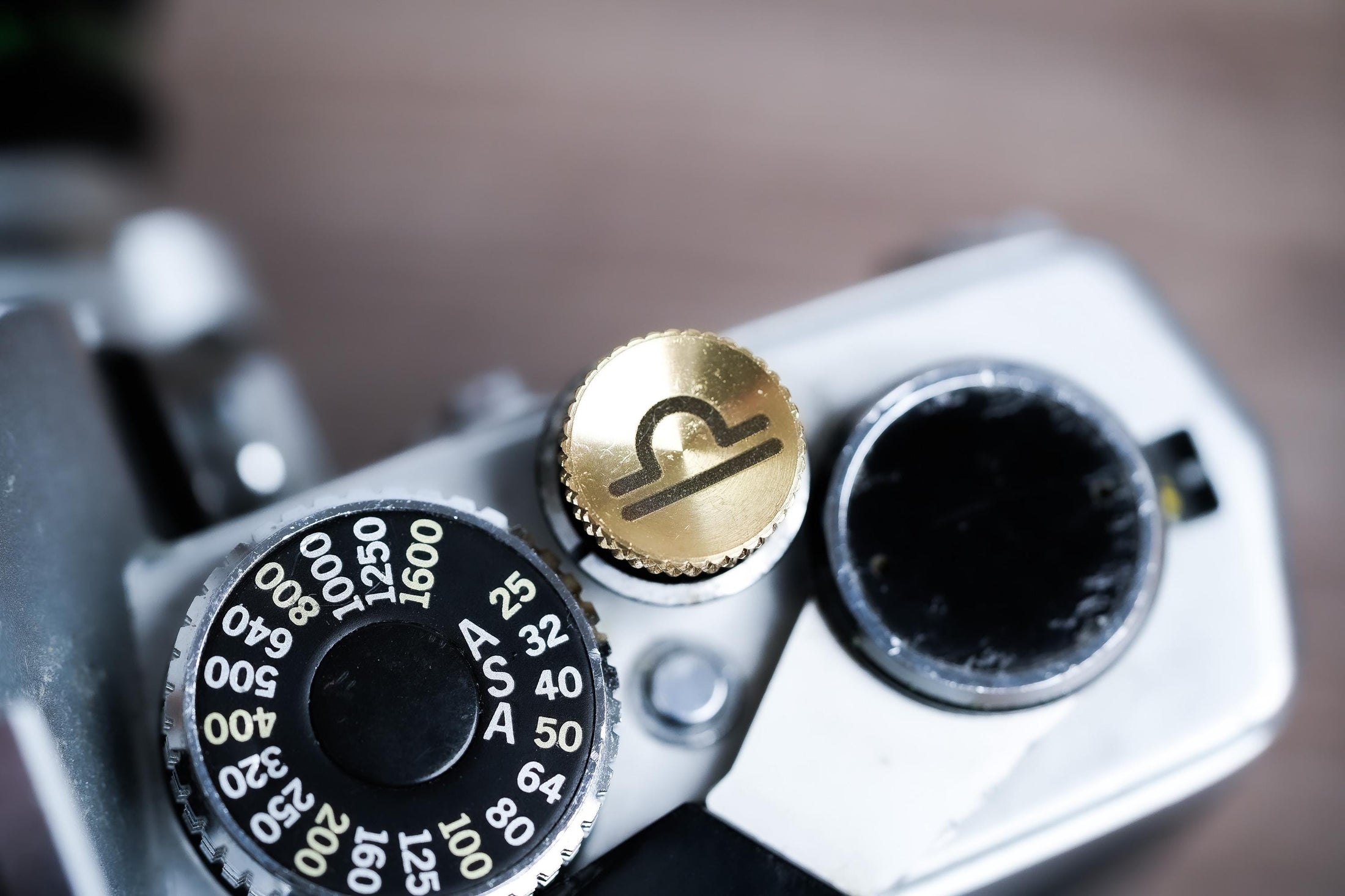 Ontspanknop sterrenbeeld Weegschaal – Libra symbool – licht messing – gelaserd & handgemaakt