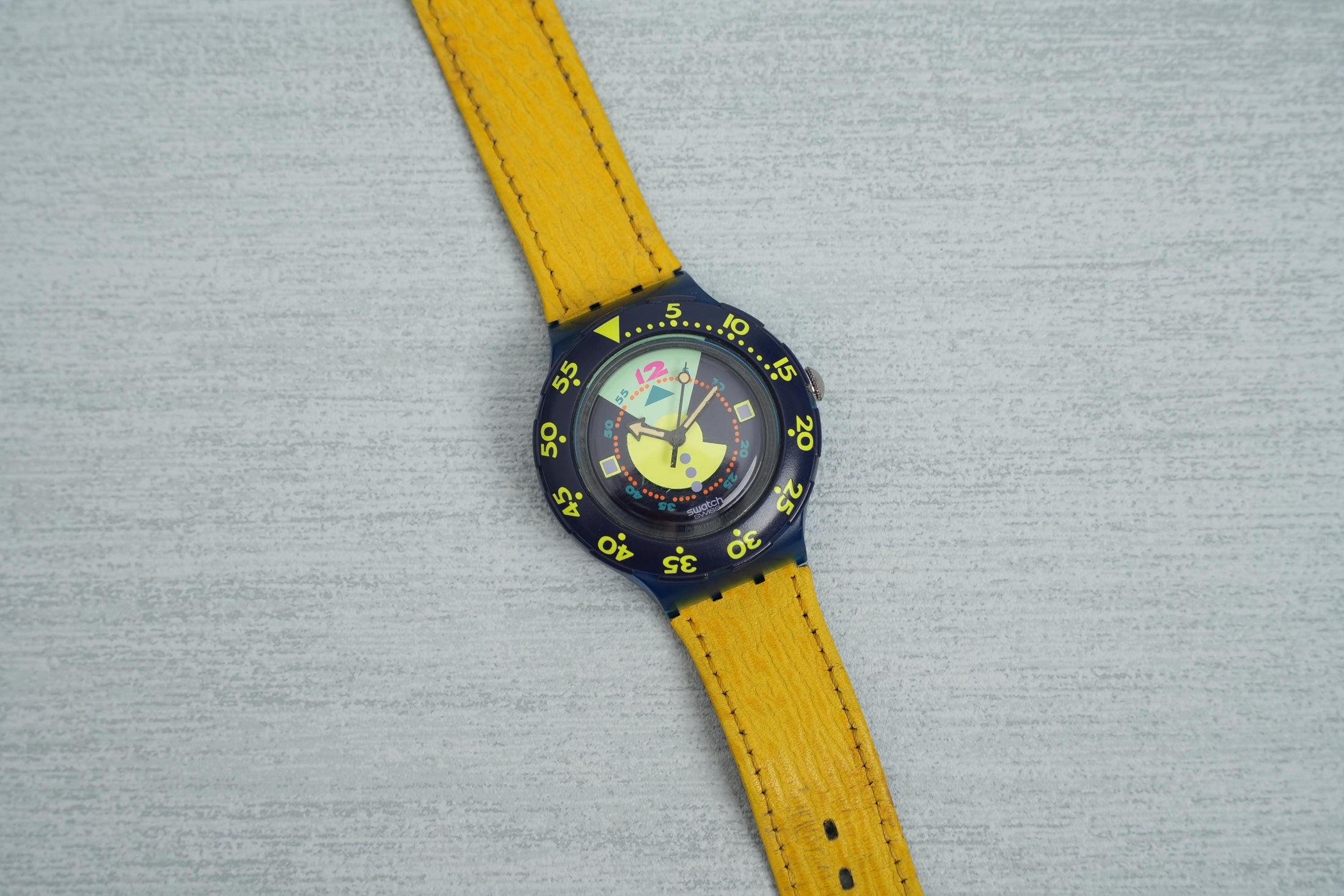 Swatch Scuba 200 "Divine" SDN102 – Vintage Duikhorloge 1990 met Gele Leren Band