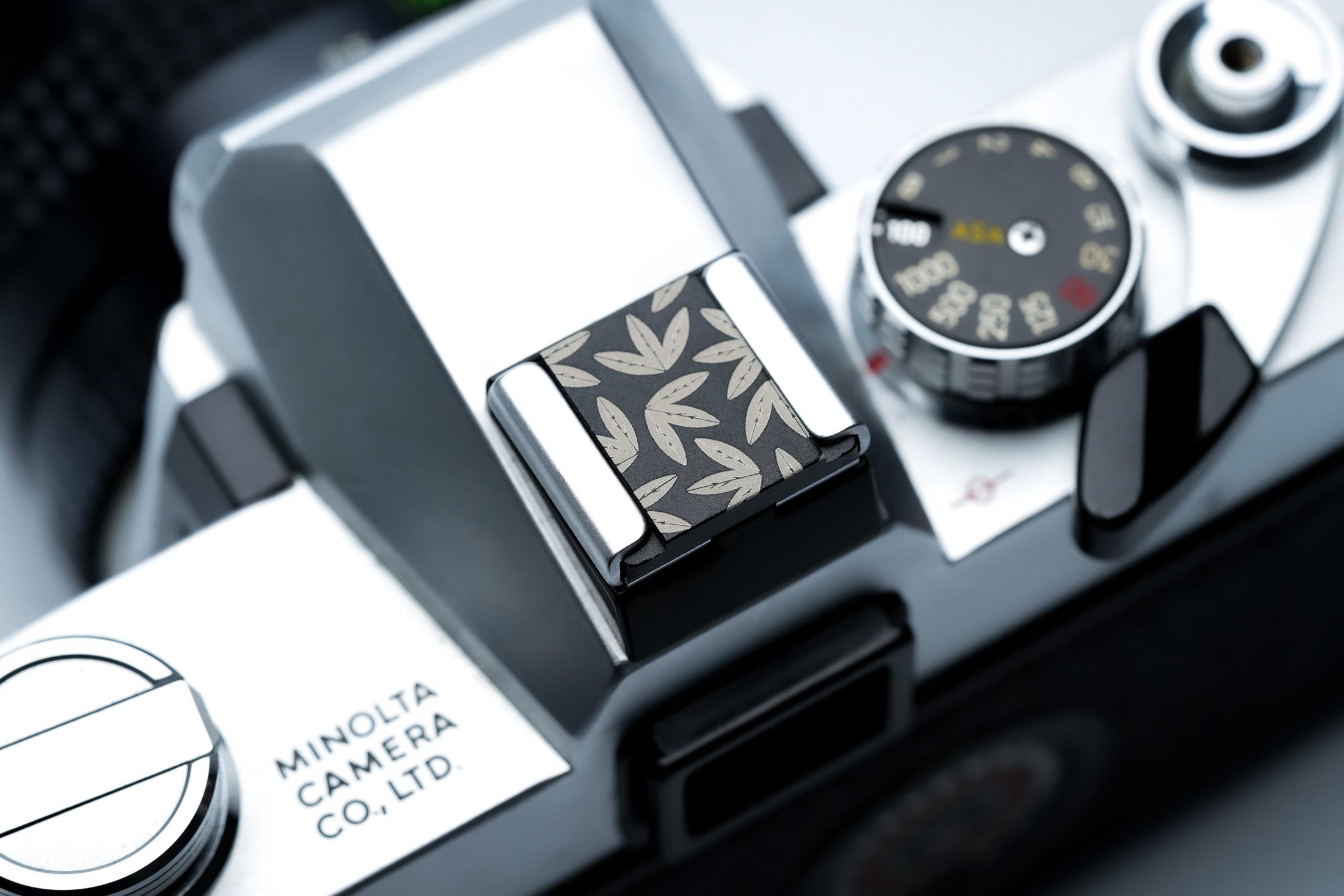 Lasergegraveerde bladeren hotshoe cover – zwart aluminium sierkap voor Fujifilm X100VI, Minolta & andere camera’s