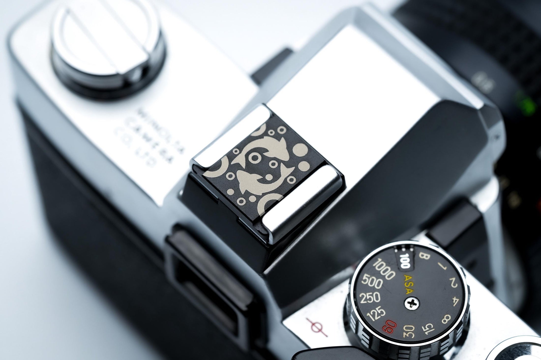 Hotshoe cover Vissen sterrenbeeld – Pisces symbool in zwart aluminium – horoscoopaccessoire voor Fujifilm X100VI, Sony, Canon by Unseend