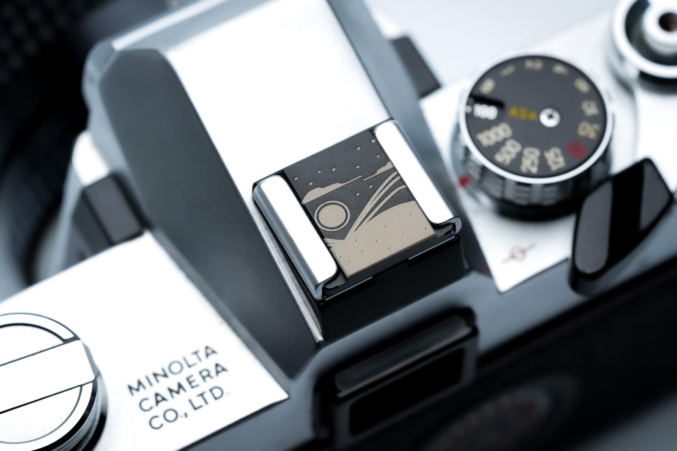 Hotshoe cover maan & woestijnlijn – line-art gravure in zwart aluminium – voor Fujifilm X100VI, Sony, Nikon, Canon en meer by Unseend