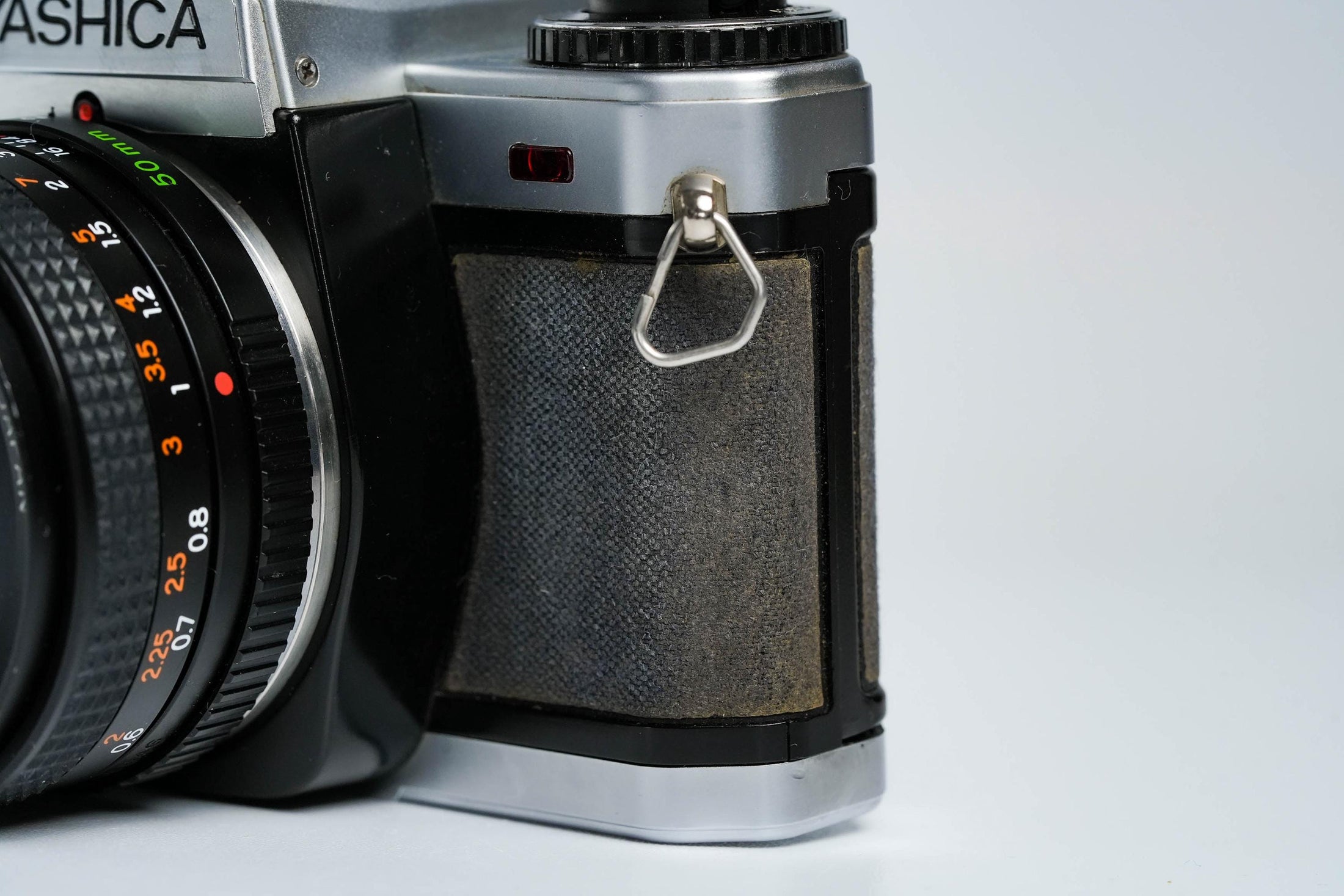 Yashica FX-70 Quartz + Yashica 50mm f/2 + Gratis Kodak Gold – Vintage 35mm SLR | Volledig werkend