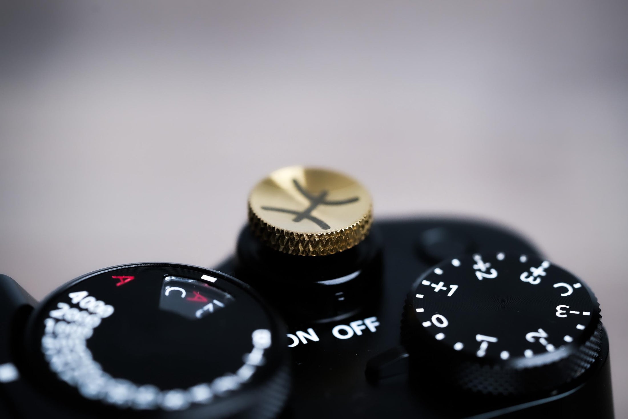 Ontspanknop sterrenbeeld Vissen – Pisces symbool – licht messing – gelaserd & handgemaakt