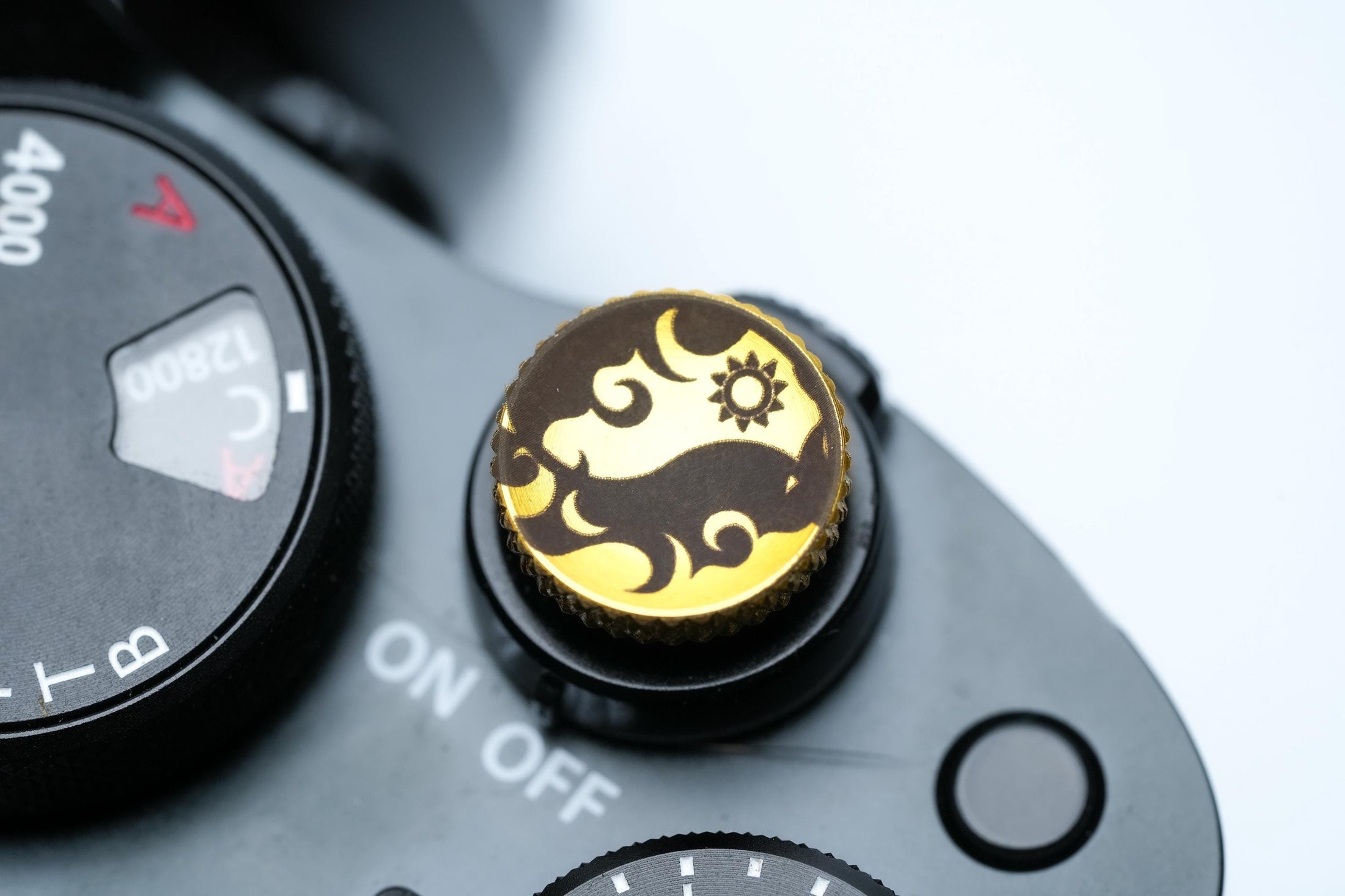 Messing ontspanknop goudkleurig – Yin & Yang zon-maan ontwerp – gegraveerde shutter release button voor Fujifilm, Sony, Nikon, Leica