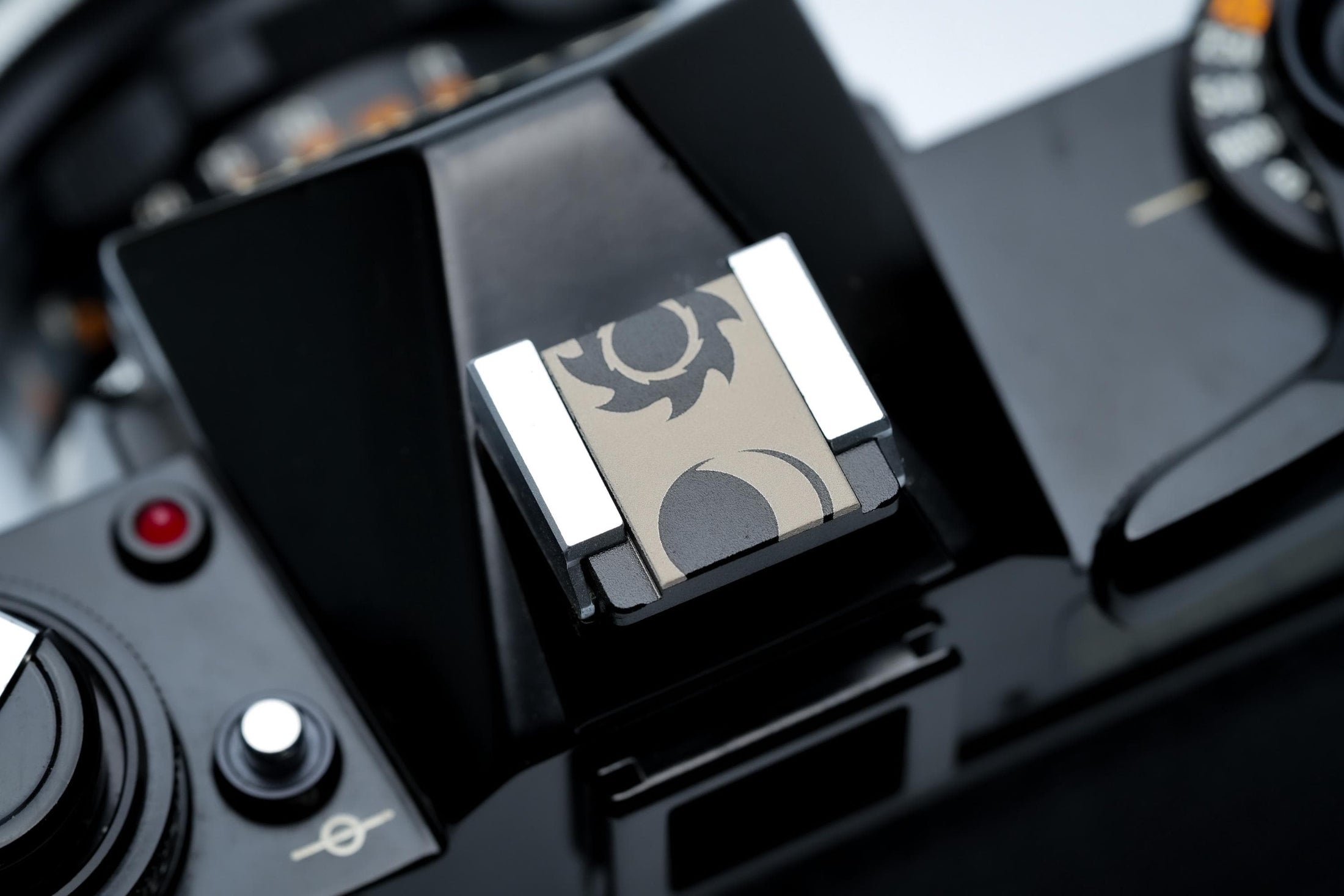 Hotshoe cover zon & maan – zwart aluminium flitsschoen accessoire met dualiteitssymbool – voor Fujifilm X100VI, Sony, Canon, Nikon, Olympus