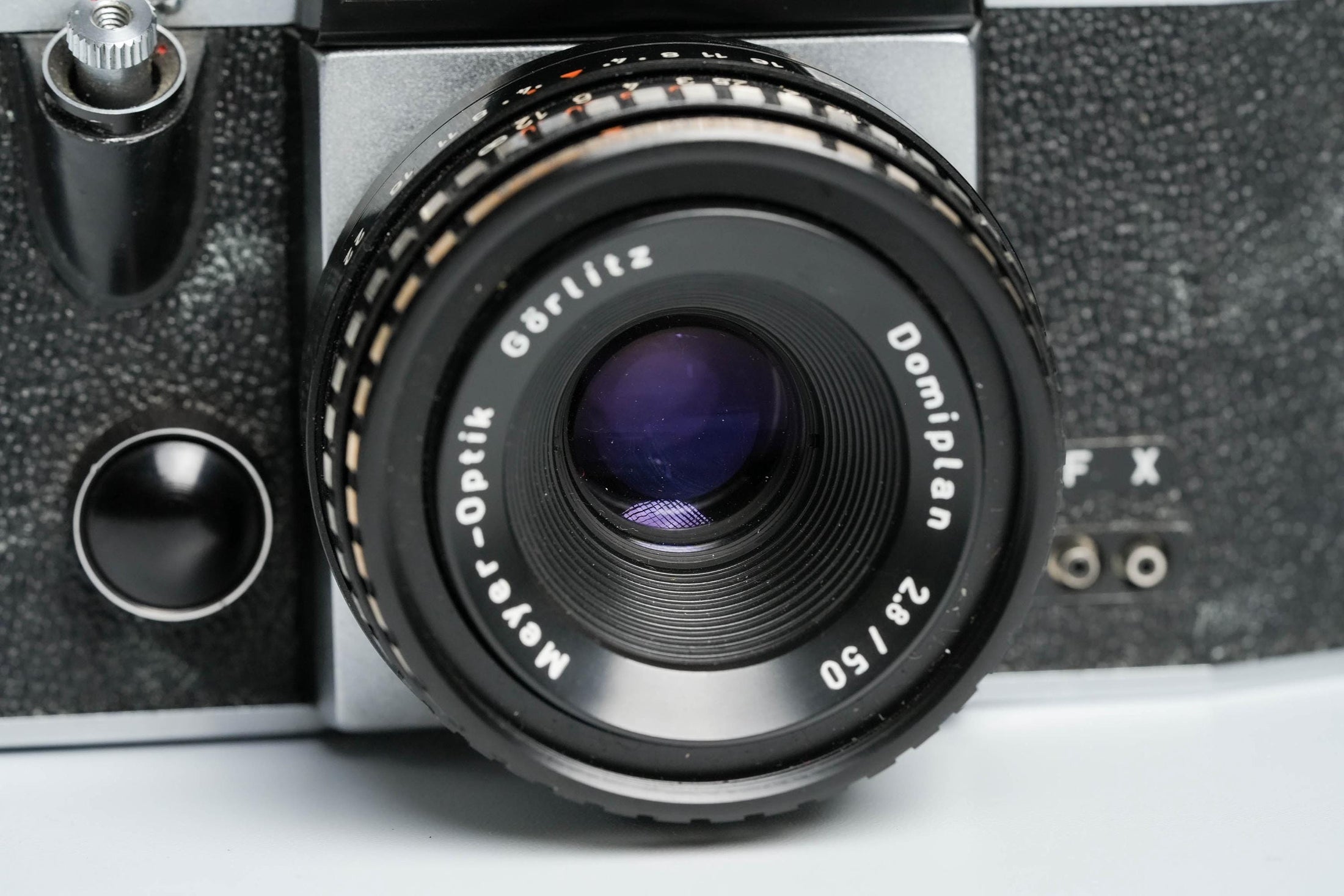 Praktica Super TL + Meyer-Optik Görlitz Domiplan 50mm f/2.8 + gratis 35mm film – Vintage SLR
