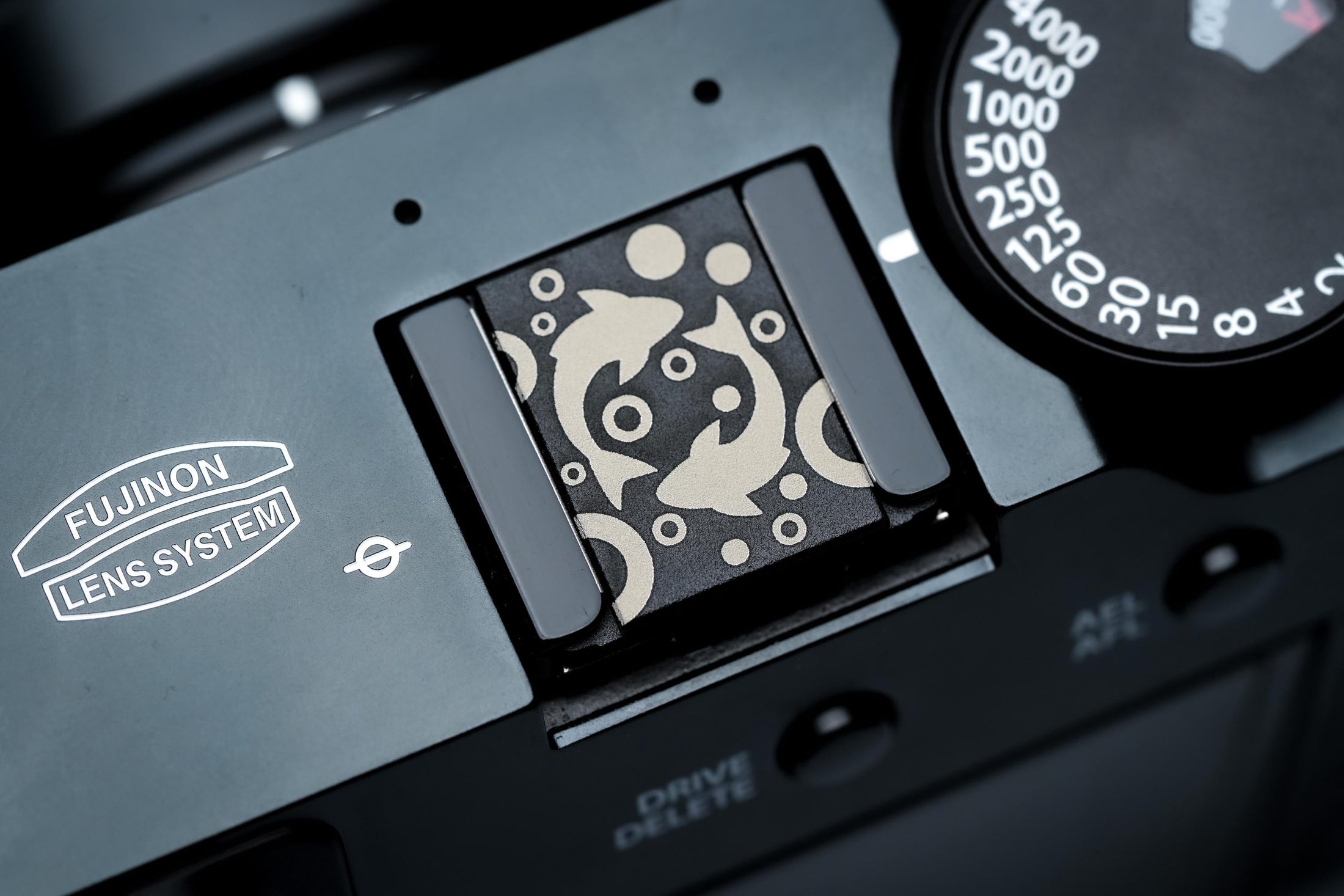 Hotshoe cover Vissen sterrenbeeld – Pisces symbool in zwart aluminium – horoscoopaccessoire voor Fujifilm X100VI, Sony, Canon by Unseend