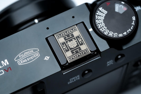 Hotshoe cover Chinese leeuw gravure – zwart aluminium sierkap voor Fujifilm X100VI, Sony, Canon & vintage camera’s by Unseend