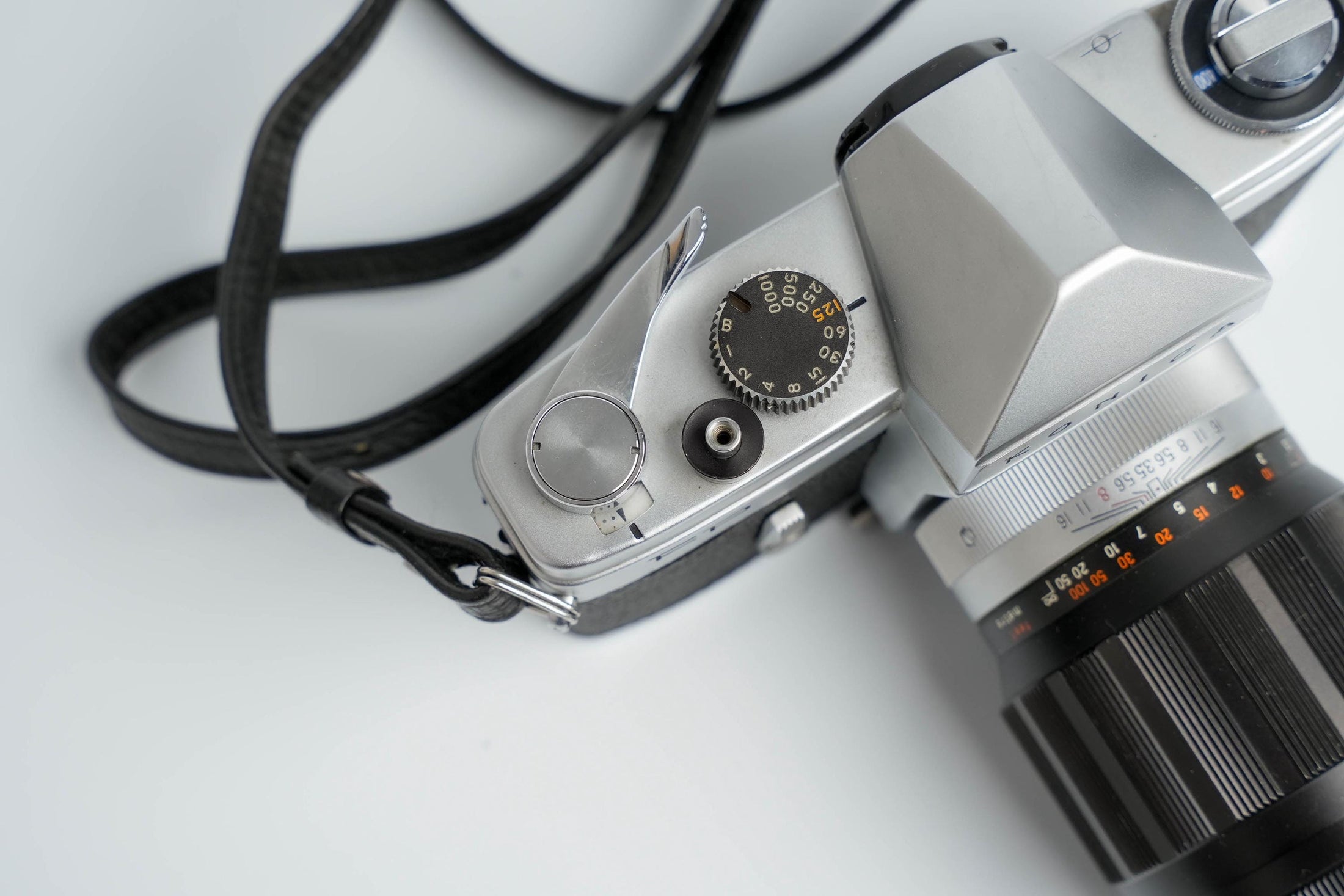 Konica FP – Klassieke 35mm SLR met Hexanon 135mm f/3.5 Lens – Getest en Werkend