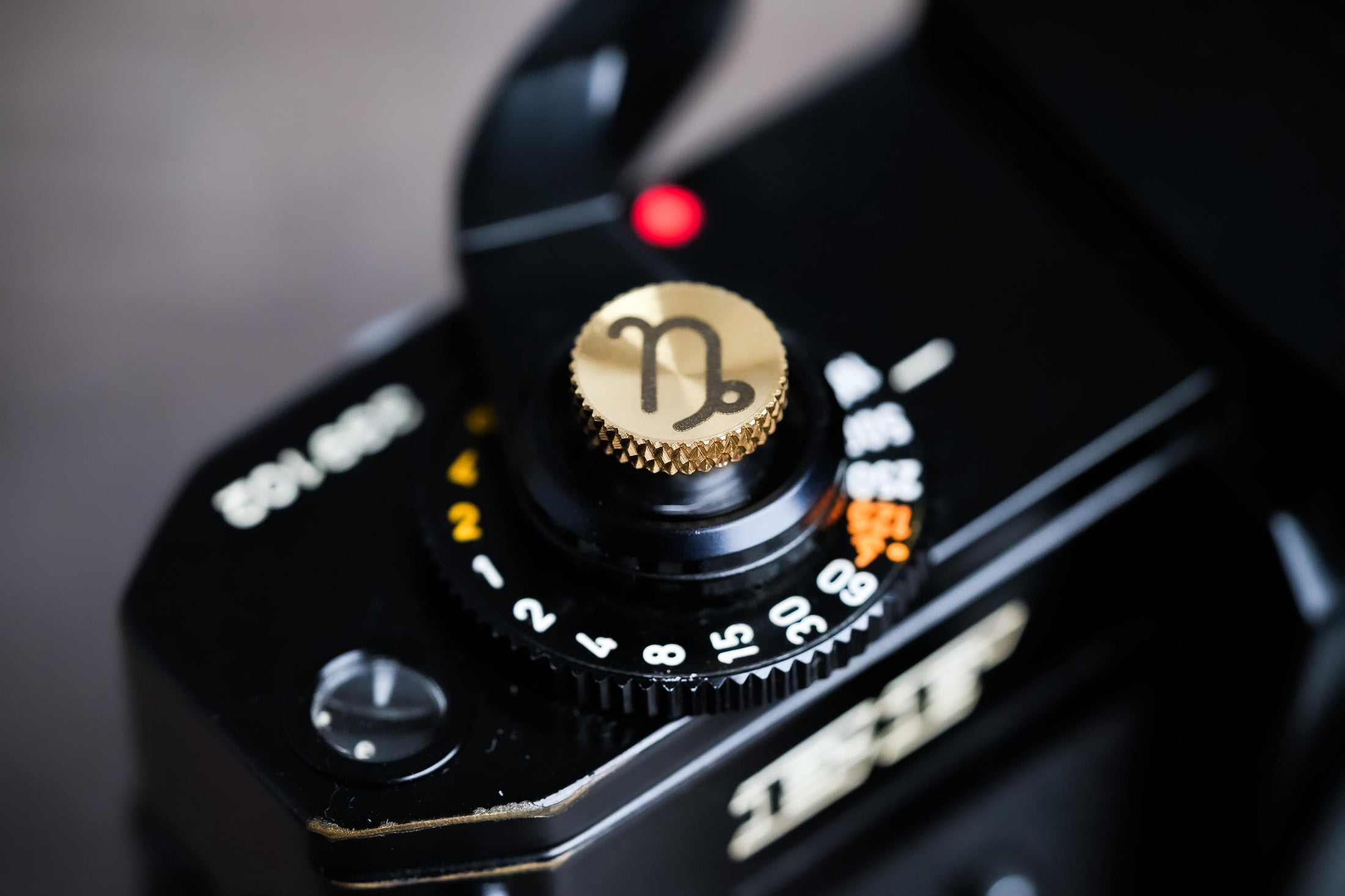 Ontspanknop sterrenbeeld Steenbok – Capricorn symbool – messing camera knop – gelaserd & handgemaakt