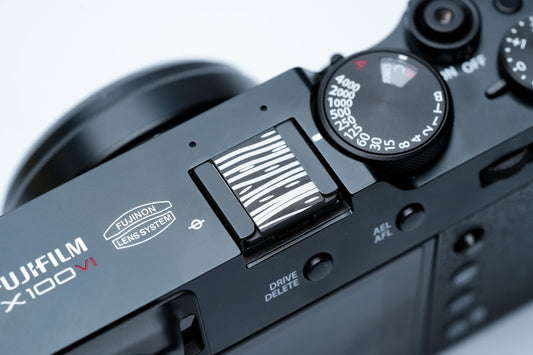 Abstracte flitsschoendeksel – gelaserd aluminium – zwart gecoat – standaard hotshoe