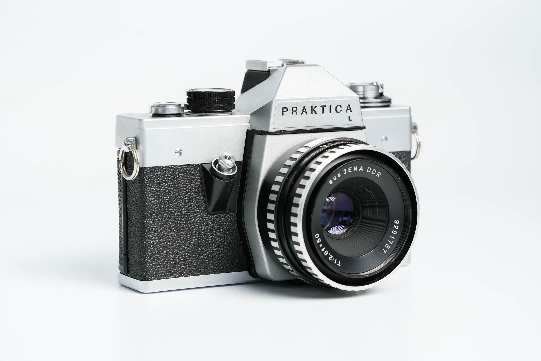 Praktica L + Carl Zeiss Jena 50mm f/2.8 + Gratis 35mm film – Klassieke DDR SLR