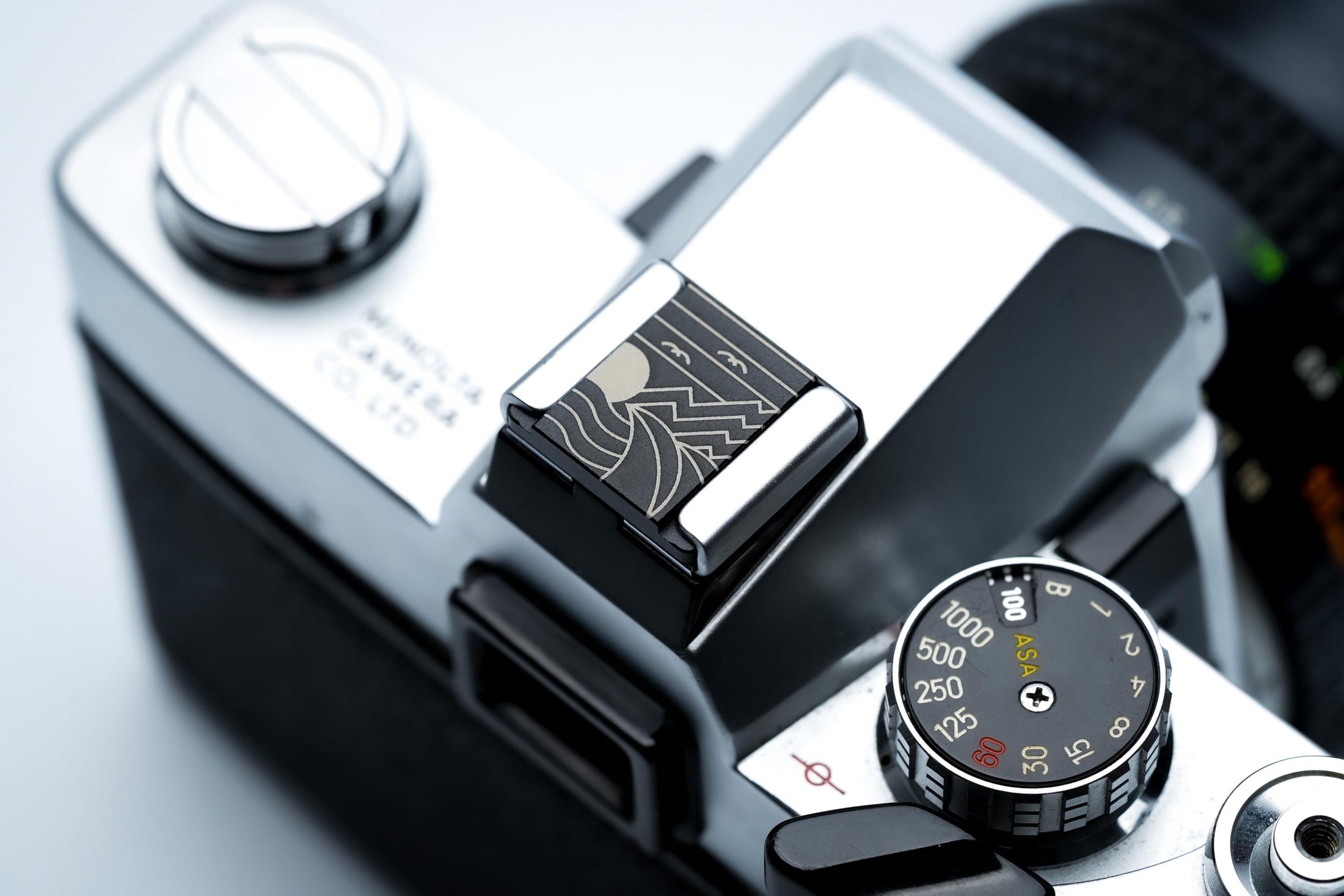 Hotshoe cover berglandschap – line art gravure in zwart aluminium – voor Fujifilm X100VI, Sony, Canon & analoge camera’s