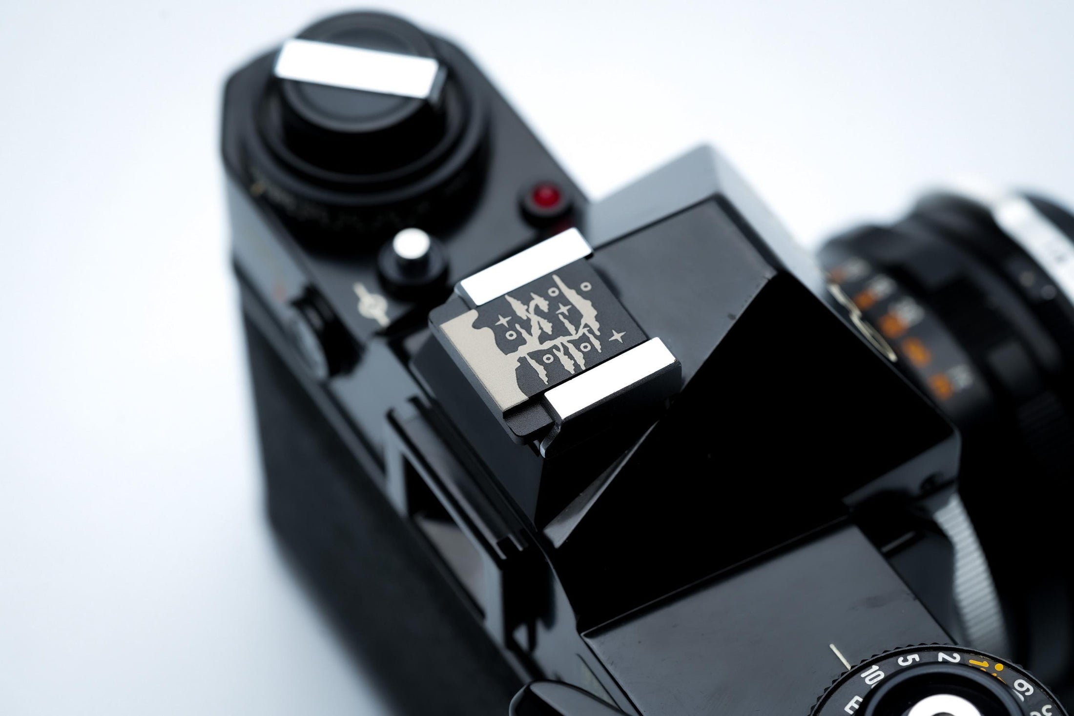 Hotshoe cover Hokusai boom nacht – gegraveerd aluminium – voor Fujifilm X100VI, Sony & meer by Unseend