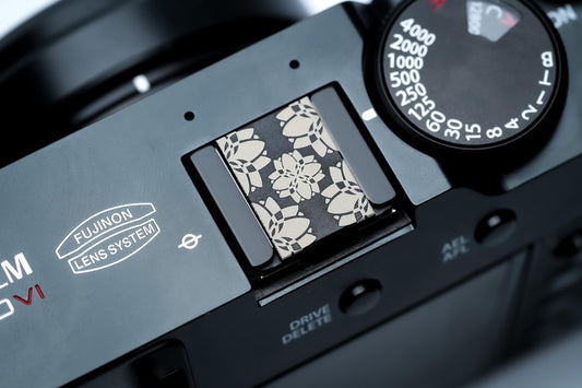 Hotshoe cover bloemenpatroon – zwart aluminium sierkap – lasergegraveerd camera accessoire voor Fujifilm X100VI & vintage camera’s by Unseend