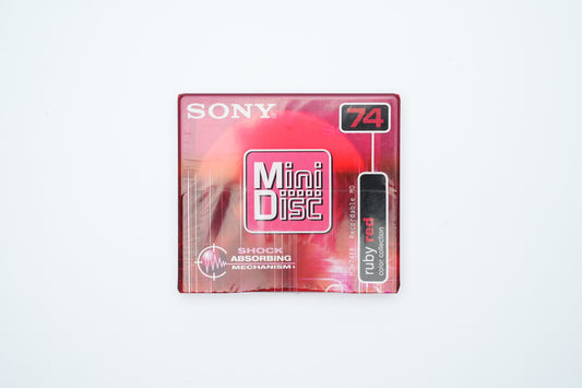 Sony MiniDisc 74 minuten Ruby Red – Shock Absorbing Mechanism – Vintage Opnamemedia Nieuw in Verpakking