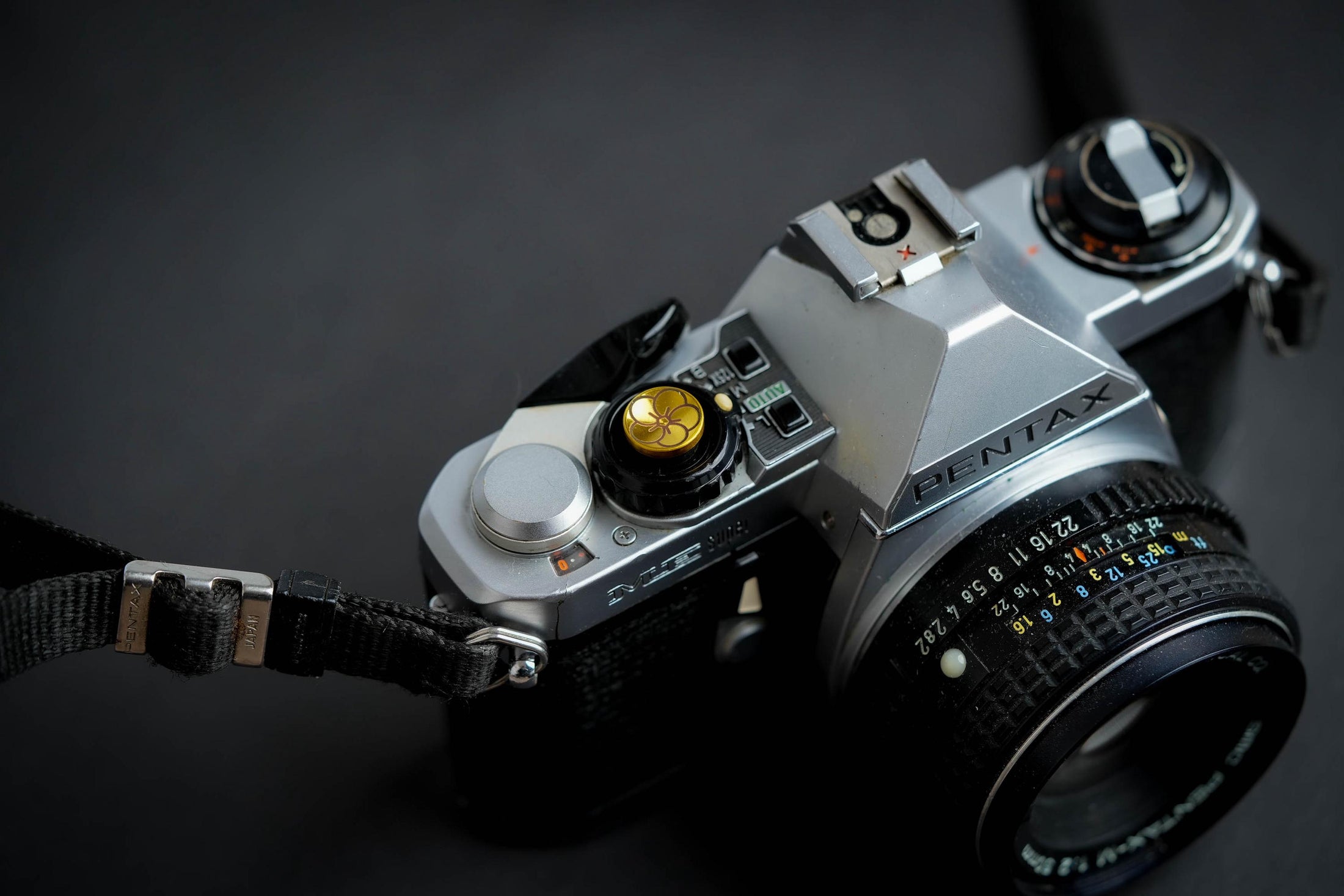 Ontspanknop met bloemgravering: Geef je camera een luxe upgrade met deze messing ontspanknop!