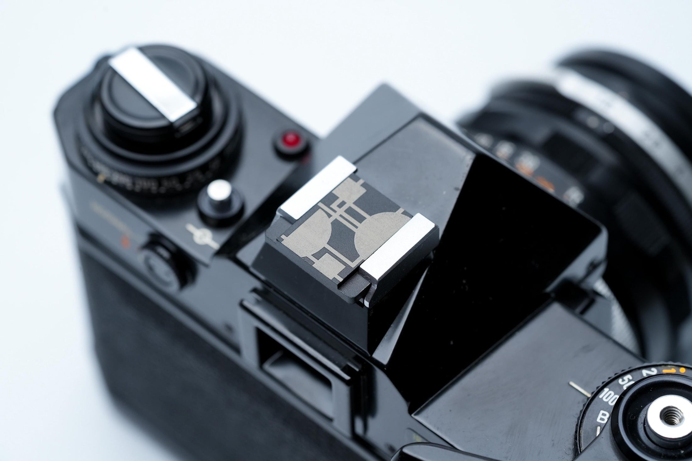 Bauhaus flitsschoendeksel – gelaserd aluminium – zwart gecoat – abstract blokkenpatroon