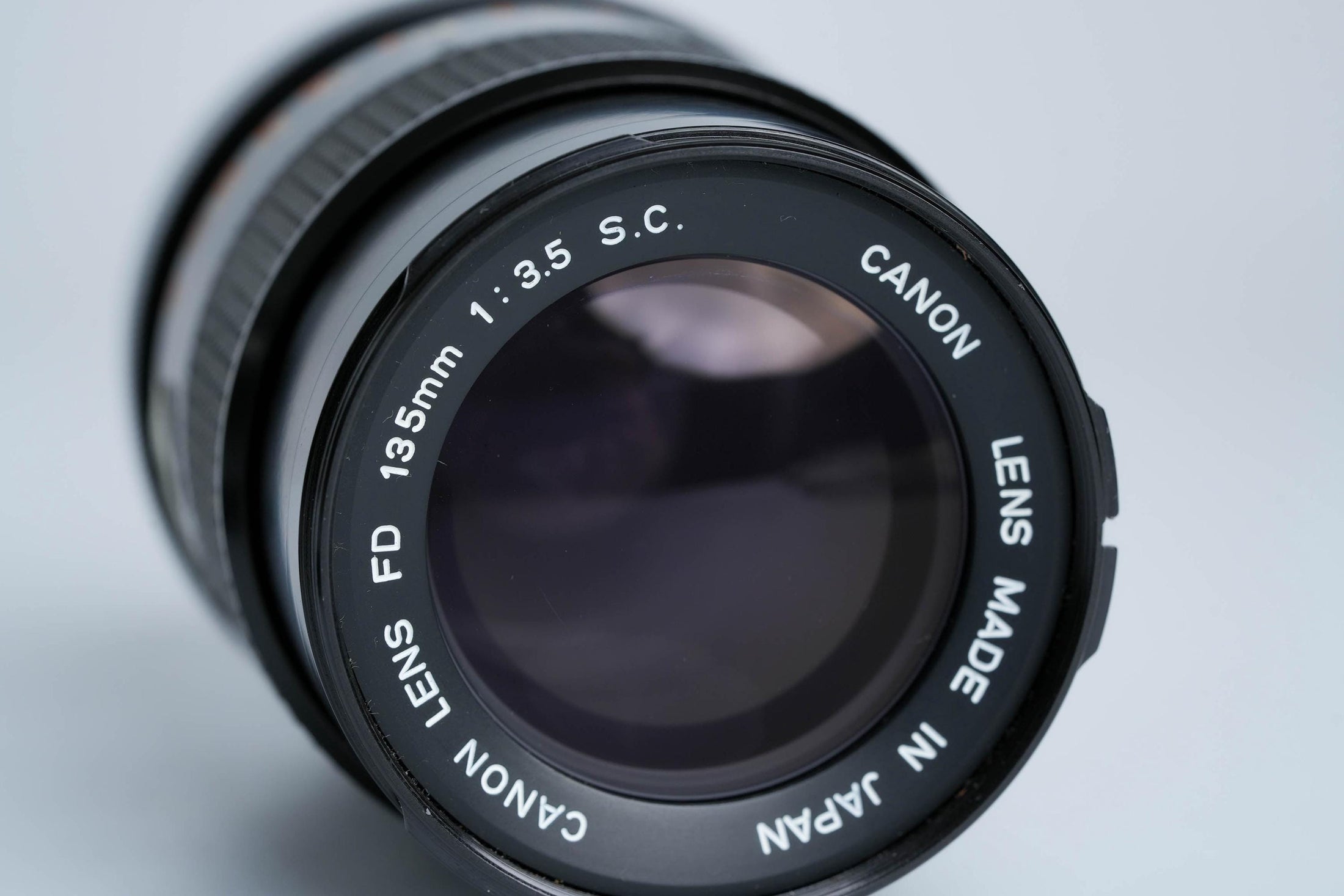 Canon FD 135mm f/3.5 S.C. Telelens – Klassieke Portretspecialist met Schitterende Bokeh