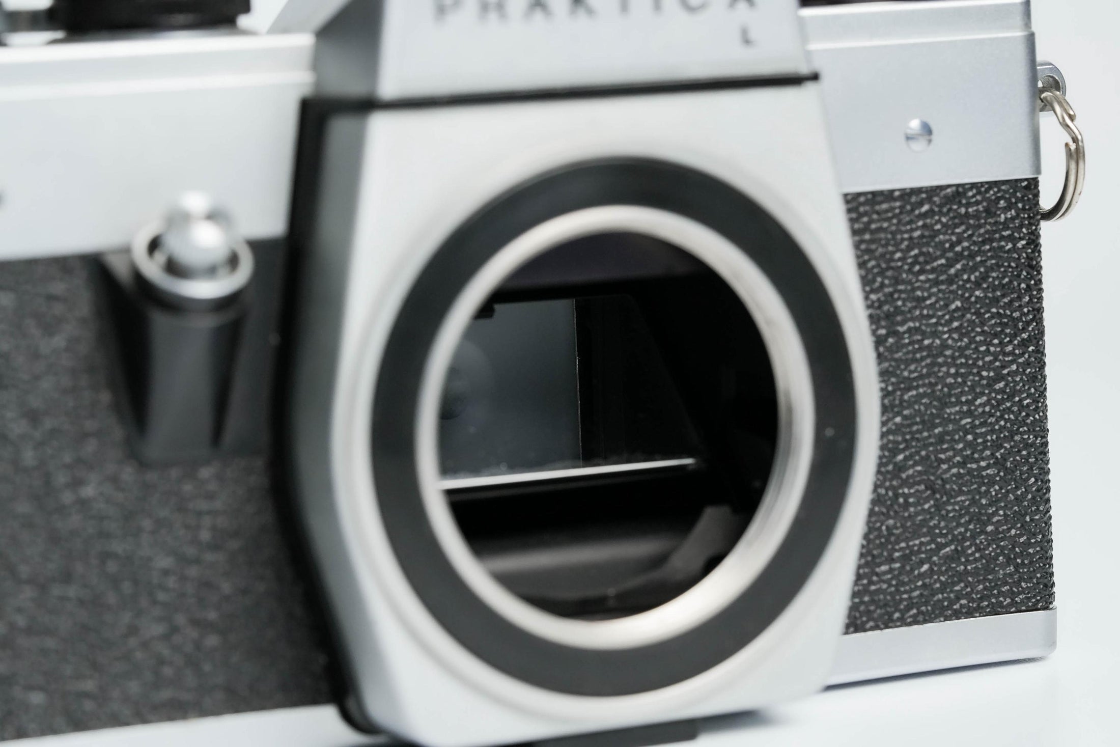 Praktica L + Carl Zeiss Jena 50mm f/2.8 + Gratis 35mm film – Klassieke DDR SLR