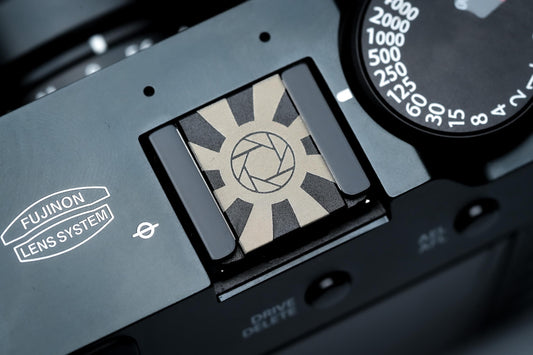 Hotshoe cover camera diafragma & zonnestralen – grafisch zwart aluminium ontwerp voor Fujifilm X100VI, Sony, Canon, Nikon en meer by Unseend