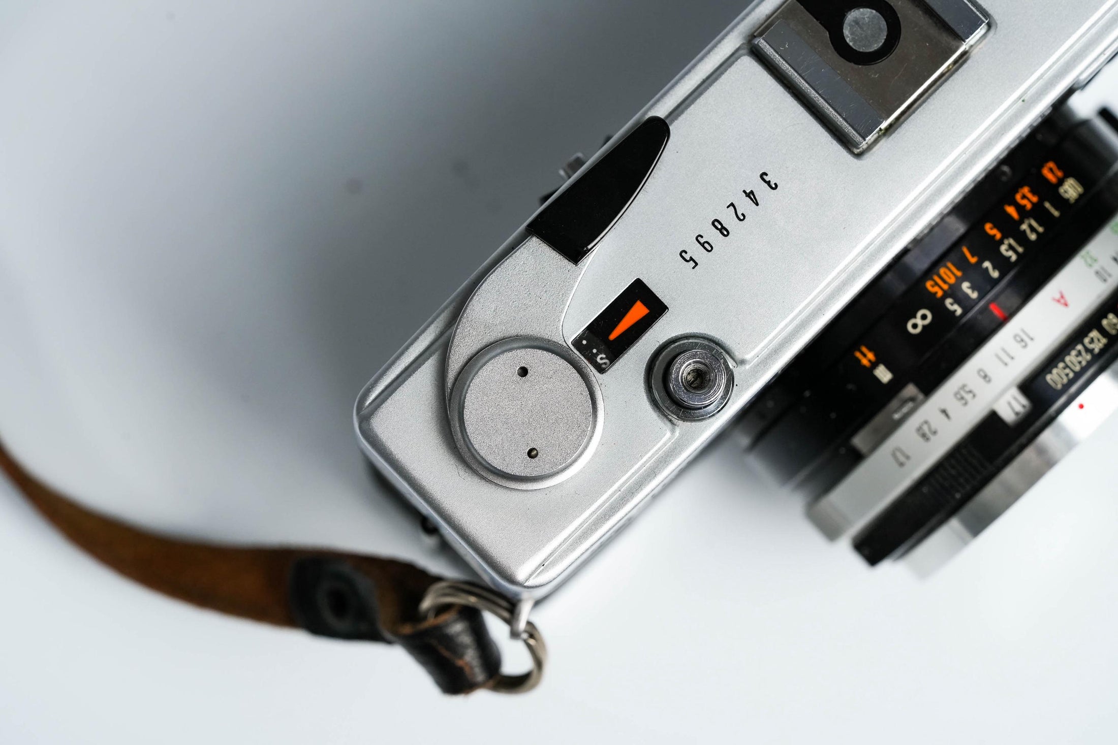 Olympus 35 SP + G. Zuiko 42mm f/1.7 + Gratis Kodak Gold – Zeldzame rangefinder | Volledig werkend | Met leren hoes en lensdop