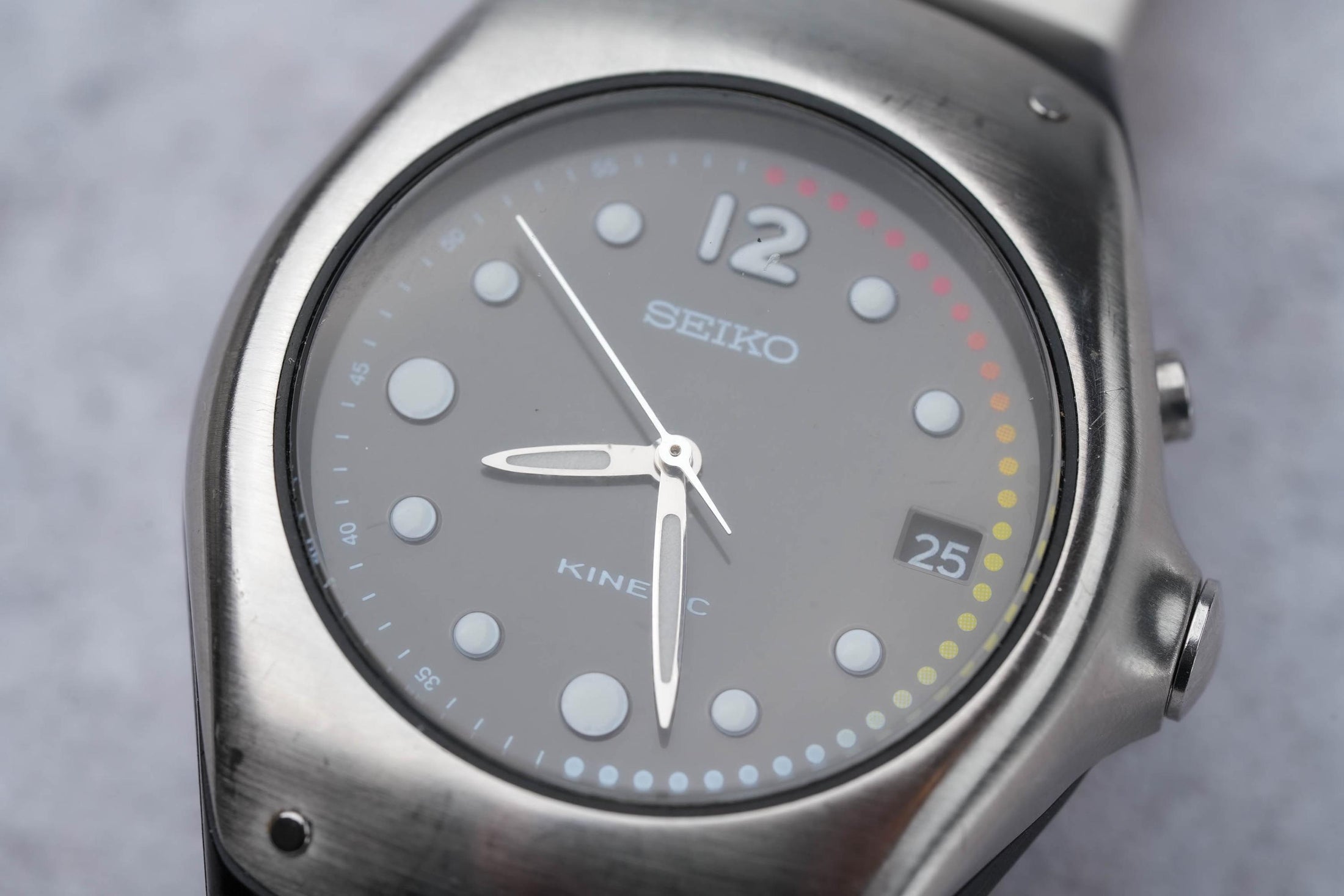 Seiko Kinetic 5M42-0E49 - Vintage Stijl met Witte Siliconen Band | Goed Werkend