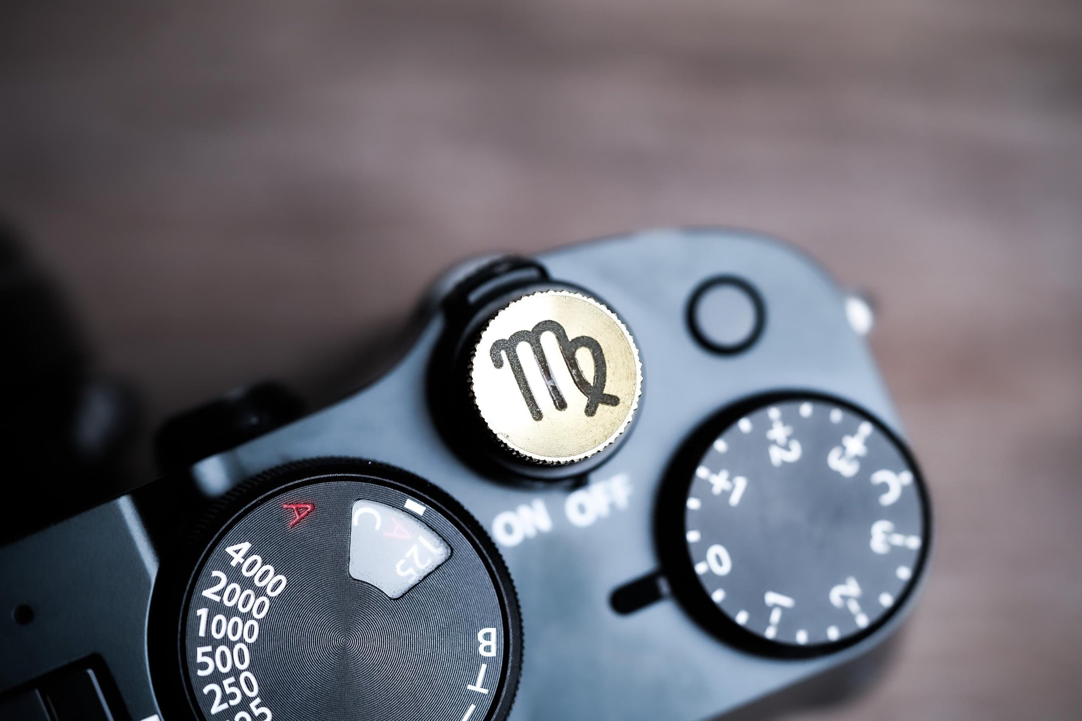 Ontspanknop sterrenbeeld Maagd – Virgo symbool – licht messing – gelaserd & handgemaakt