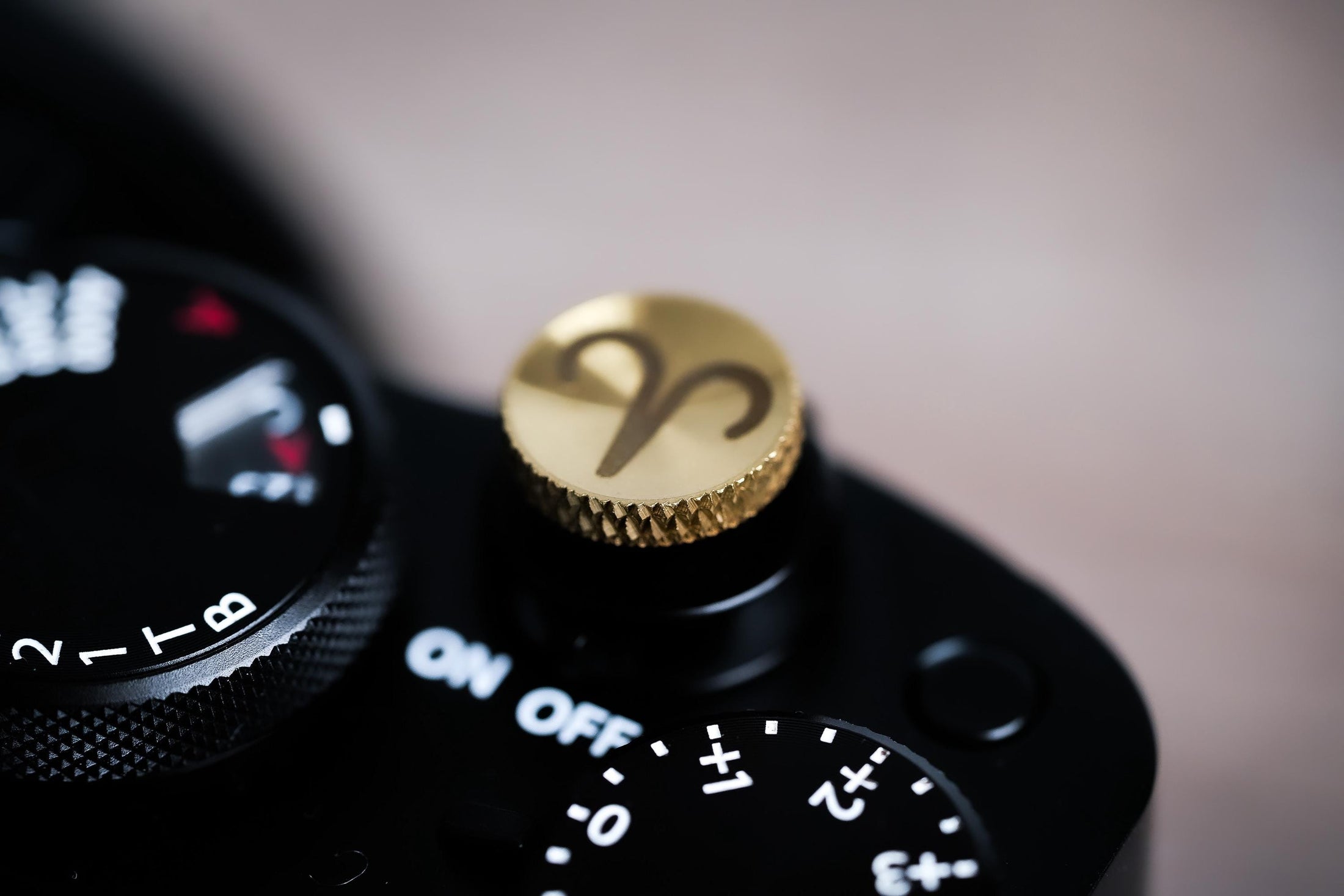 Ontspanknop sterrenbeeld Ram – Aries symbool – licht messing – gelaserd & handgemaakt