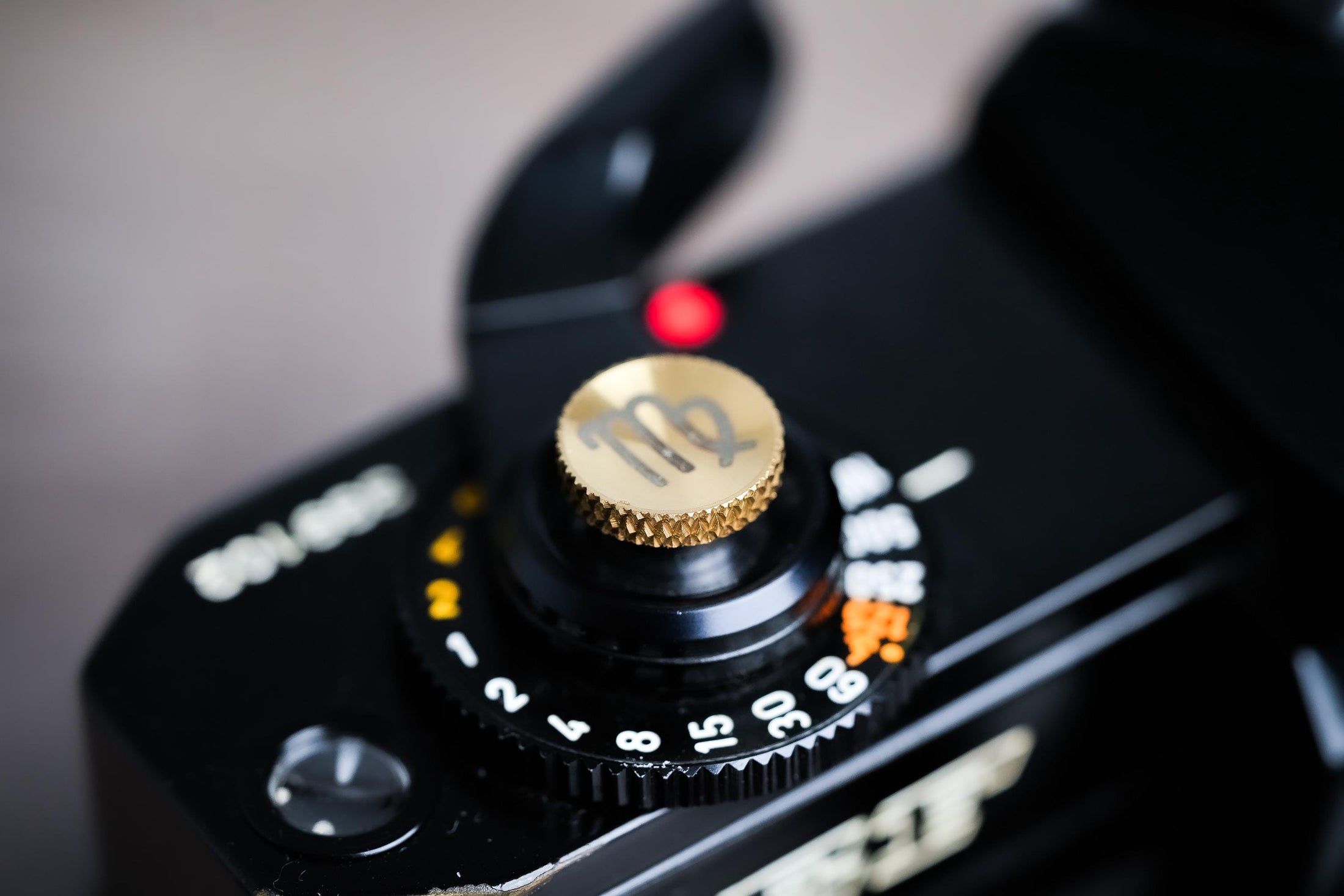 Ontspanknop sterrenbeeld Maagd – Virgo symbool – licht messing – gelaserd & handgemaakt