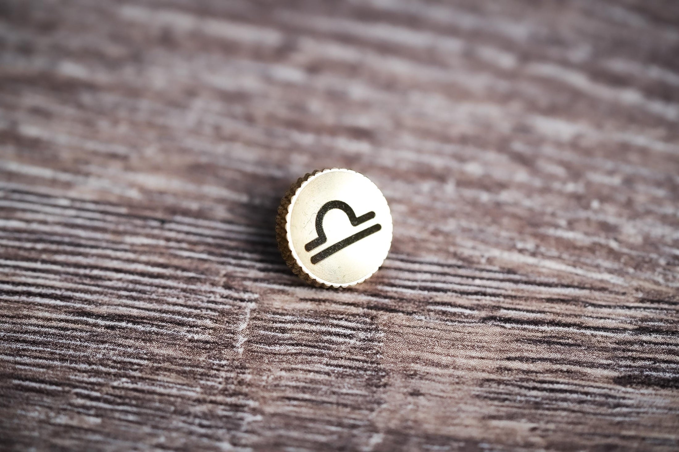 Ontspanknop sterrenbeeld Weegschaal – Libra symbool – licht messing – gelaserd & handgemaakt