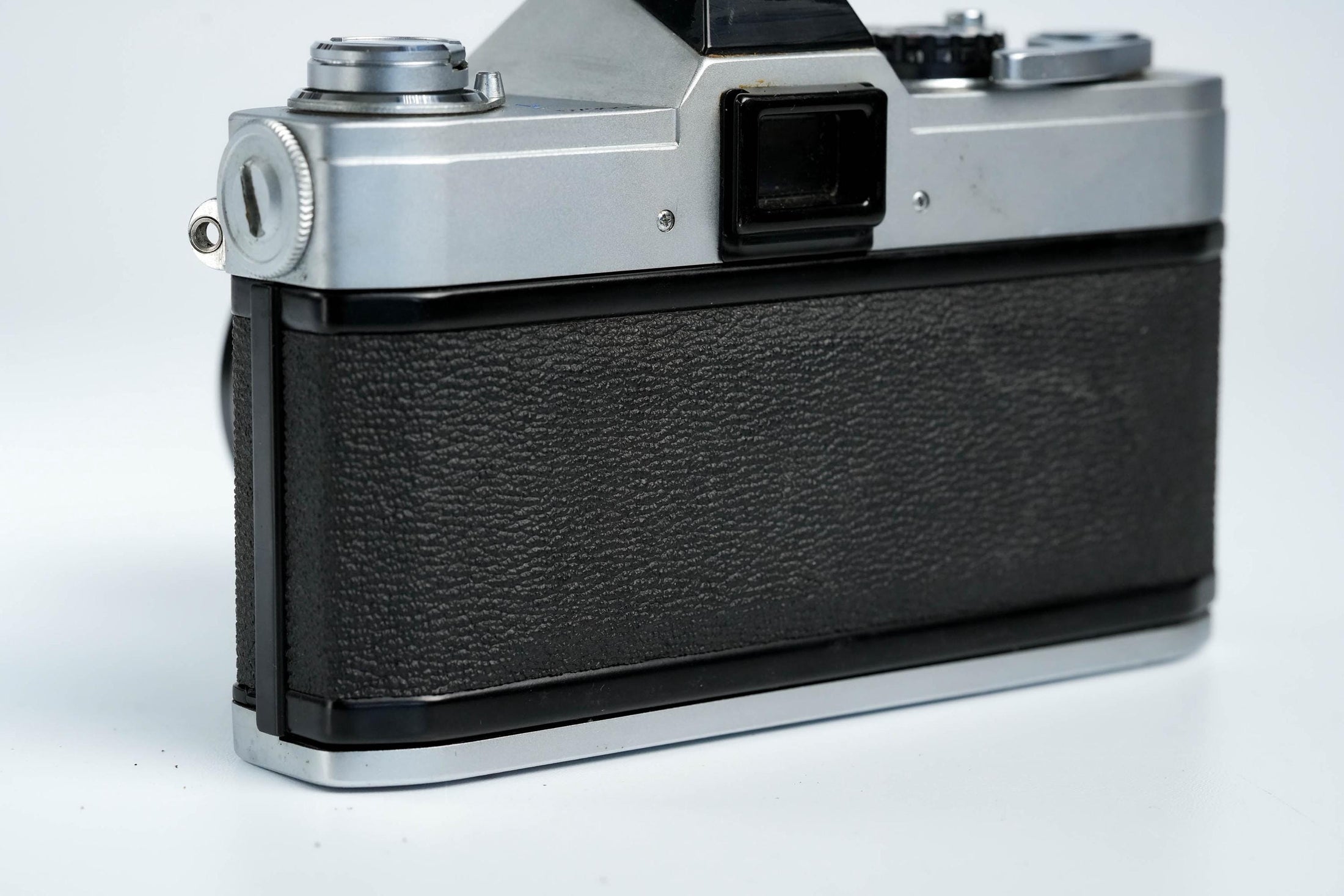 Canon FT QL + Tokina RMC 28mm f/2.8 – Volledig werkend + gratis 35mm film