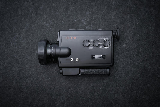 Minolta XL 401 Super 8 Camera uit 1978 – Zwart model met f/1.2 Rokkor-lens – voor creatieve filmmakers, reizigers en retroverzamelaars