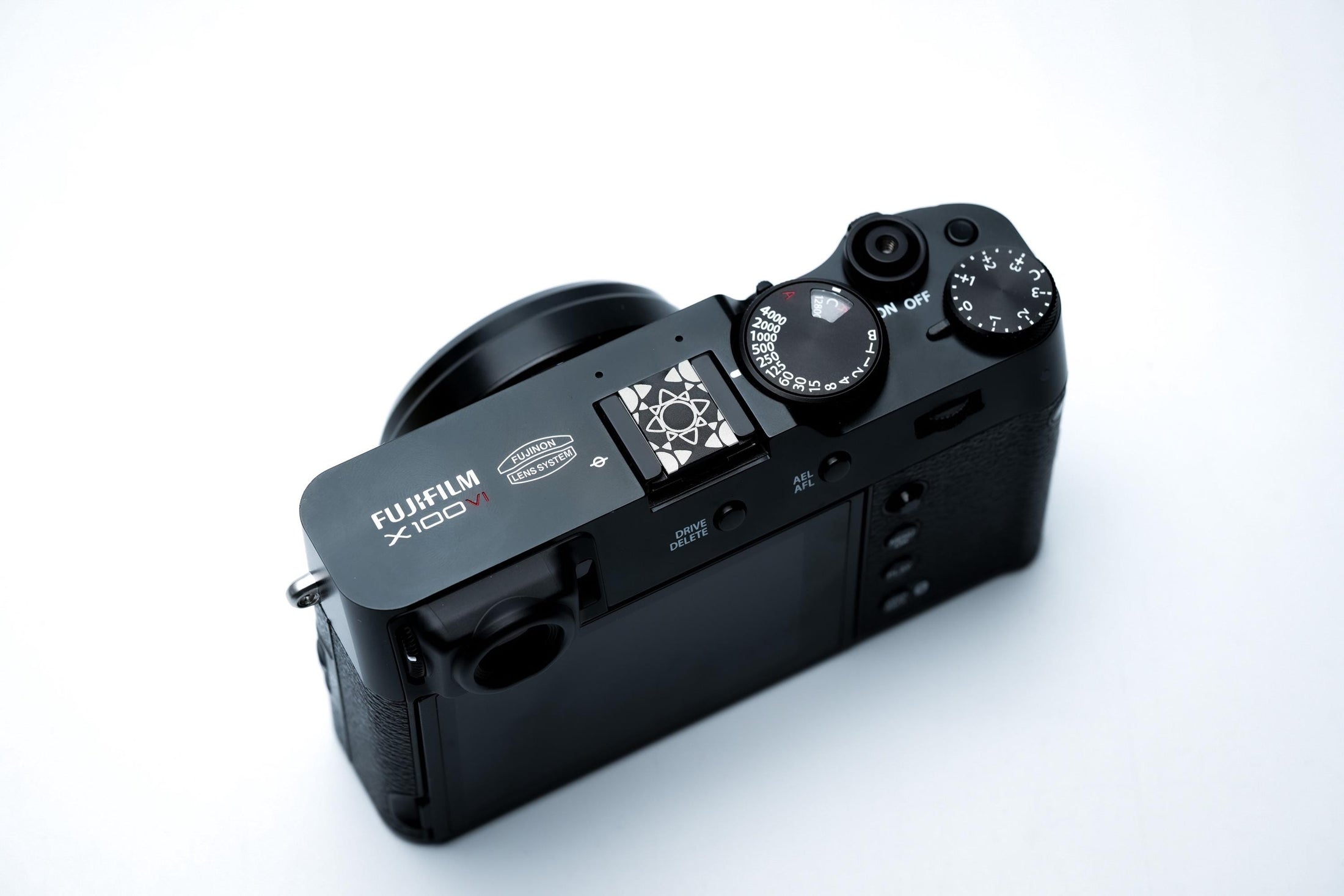 Hotshoe cover Hawaii zon – zwart aluminium sierkap – voor Fujifilm X100VI, analoge en digitale camera’s