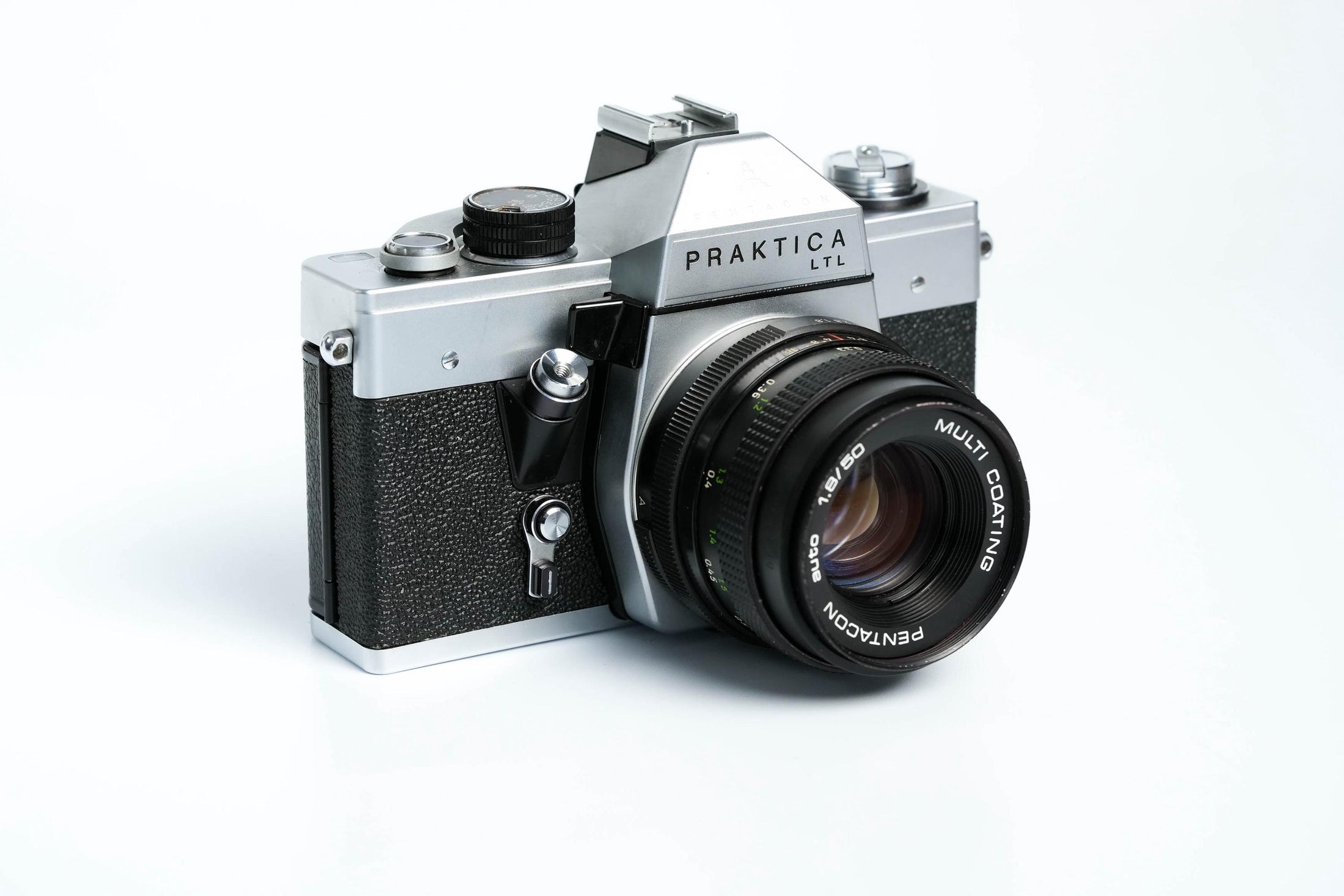 Praktica LTL + Pentacon 50mm f/1.8 + gratis 35mm film – Mechanische vintage SLR