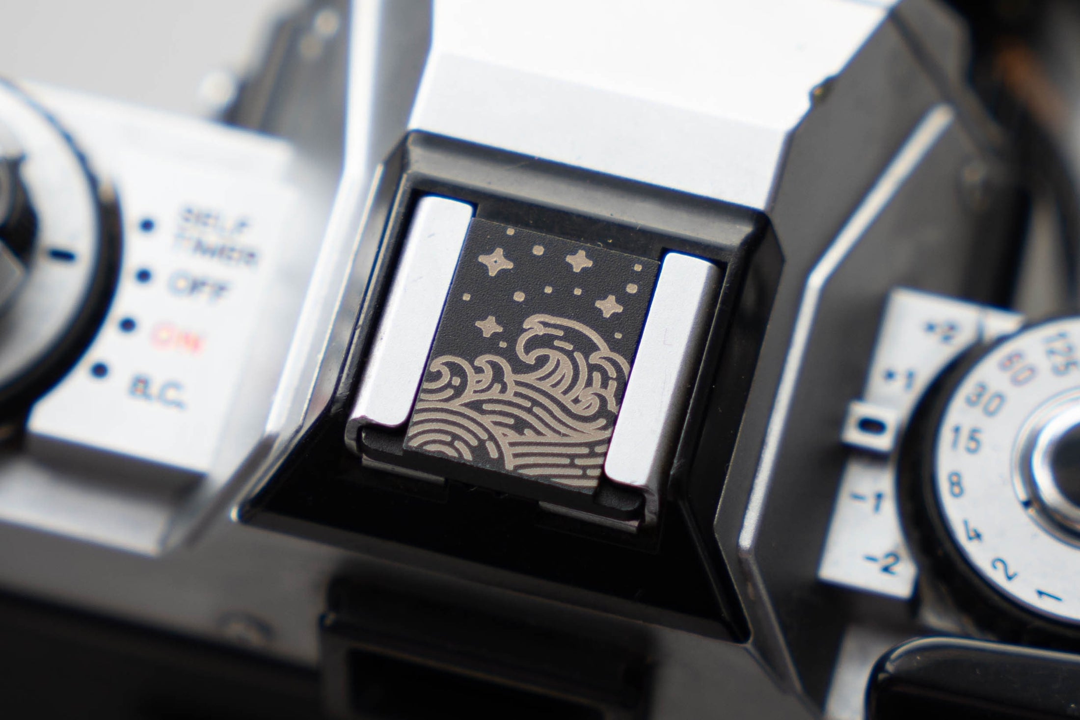 Gepersonaliseerde flitsschoen – "The Japanese Wave" – op maat gegraveerd ontwerp voor camera liefhebbers by Unseend