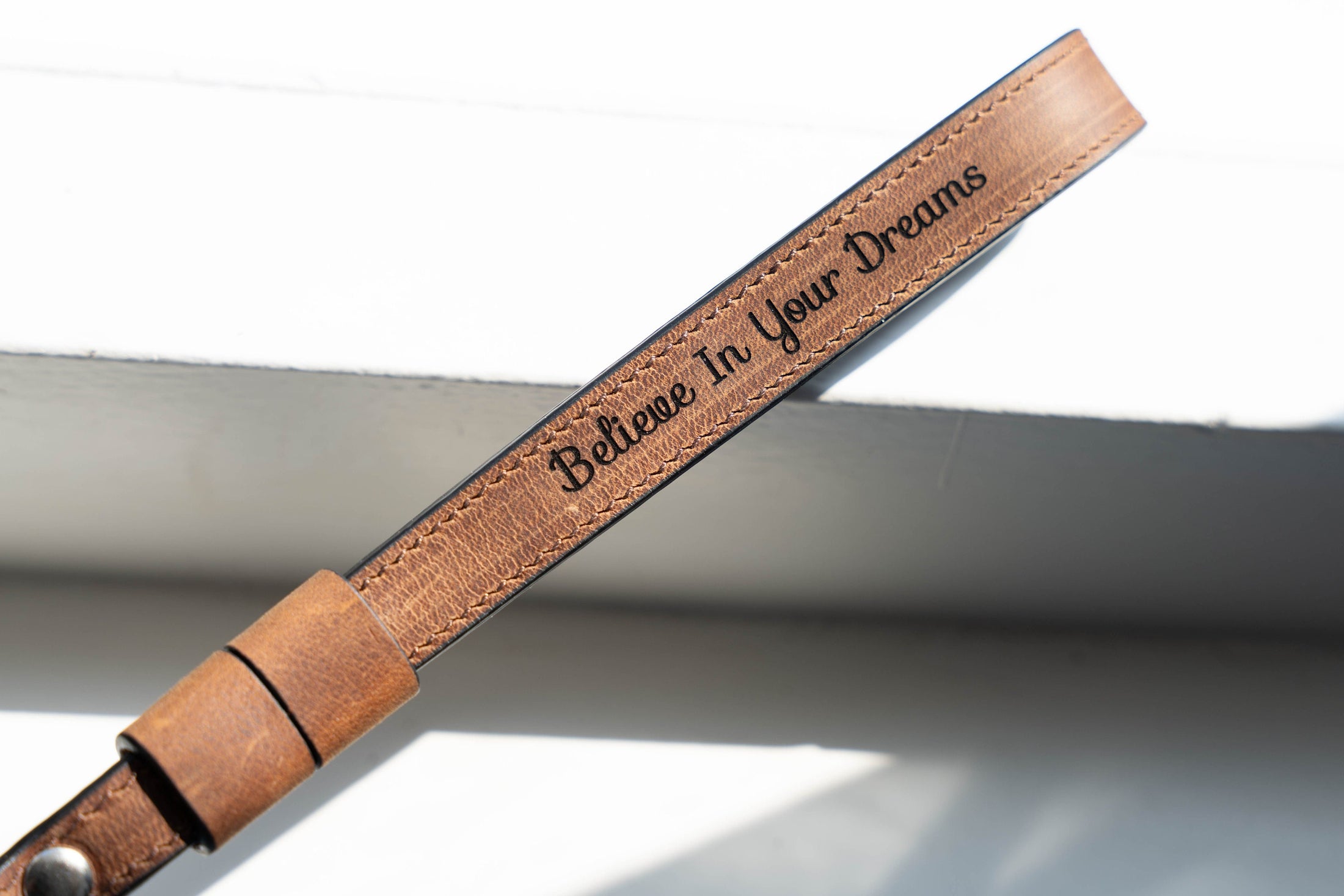 Gepersonaliseerde leren camera polsband - perfect voor veiligheid en stijlvolle fotografie
