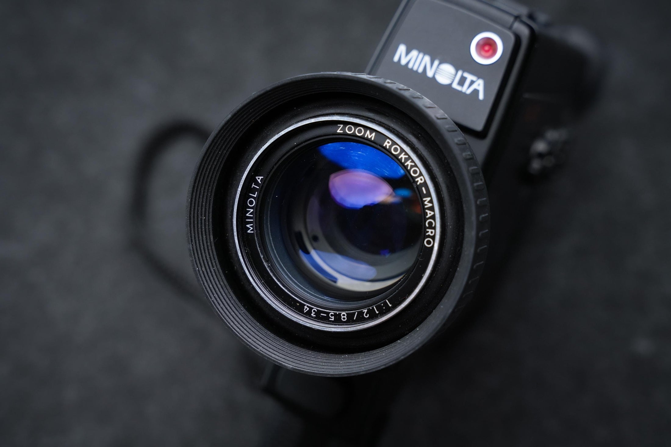 Minolta XL 401 Super 8 Camera uit 1978 – Zwart model met f/1.2 Rokkor-lens – voor creatieve filmmakers, reizigers en retroverzamelaars