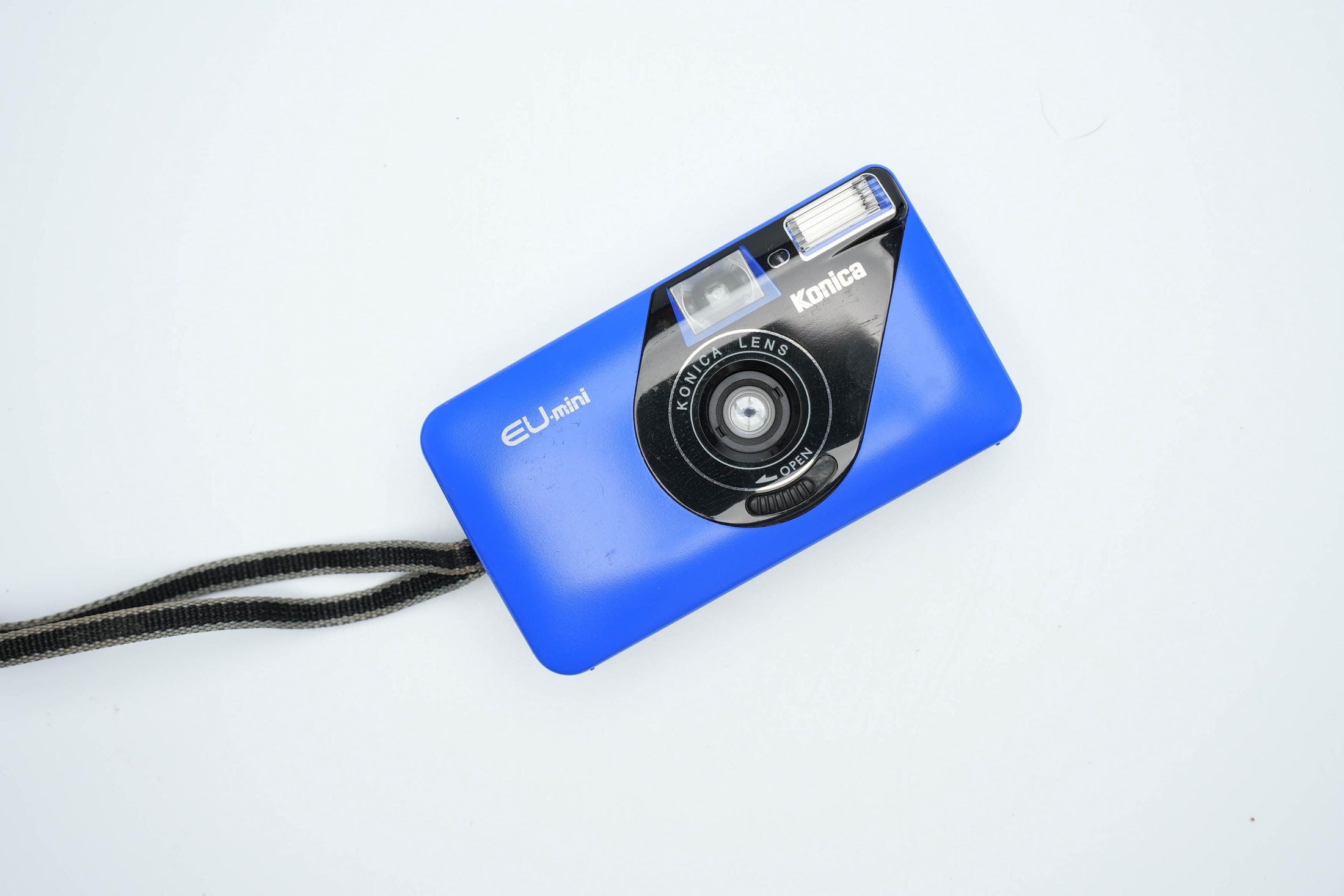 Konica EU-mini Point-and-Shoot Camera in Iconisch Blauw – Compact en Vintage Cool