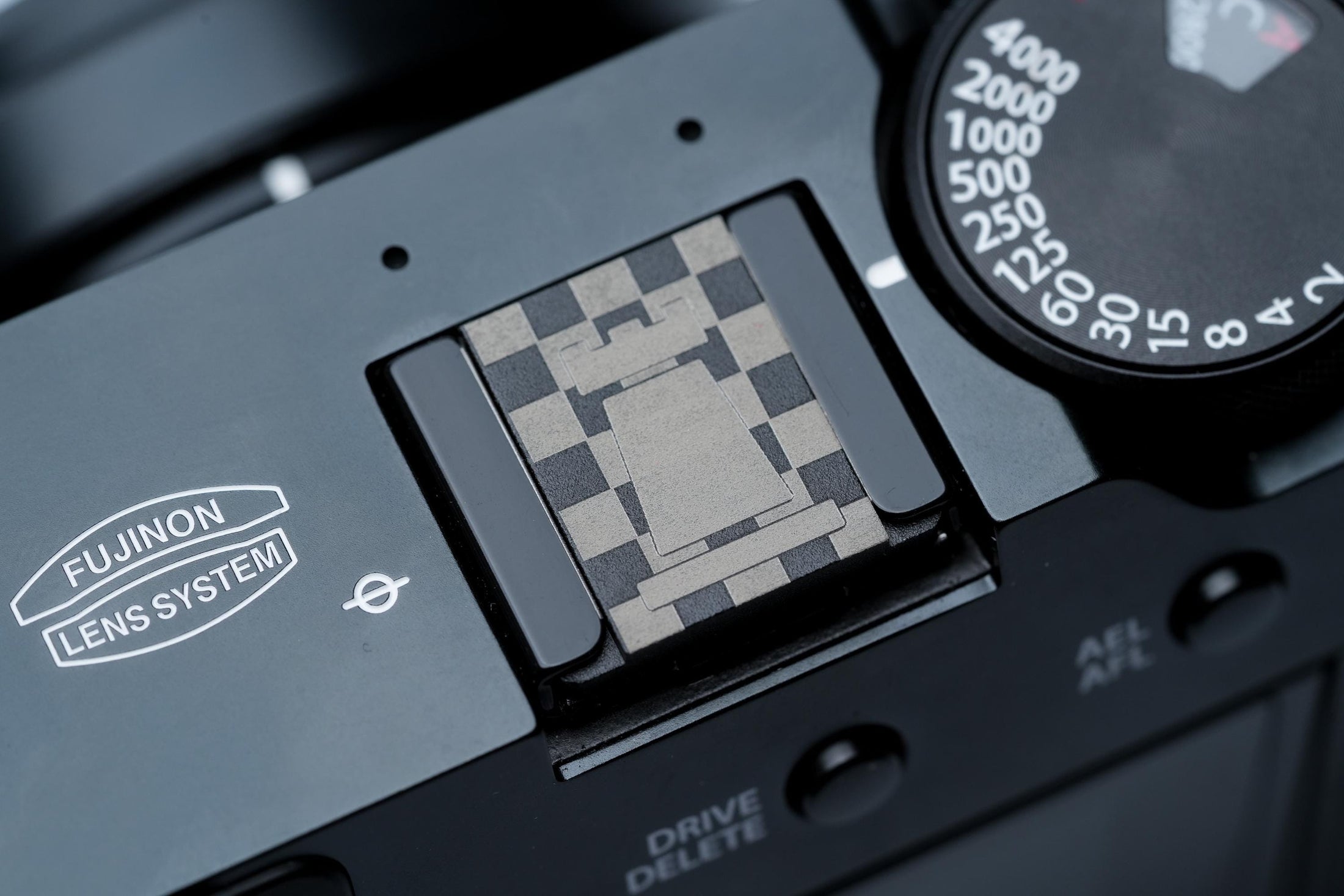 Schaak flitsschoendeksel – Bishop design – gelaserd aluminium – zwart gecoat – schaakbord patroon