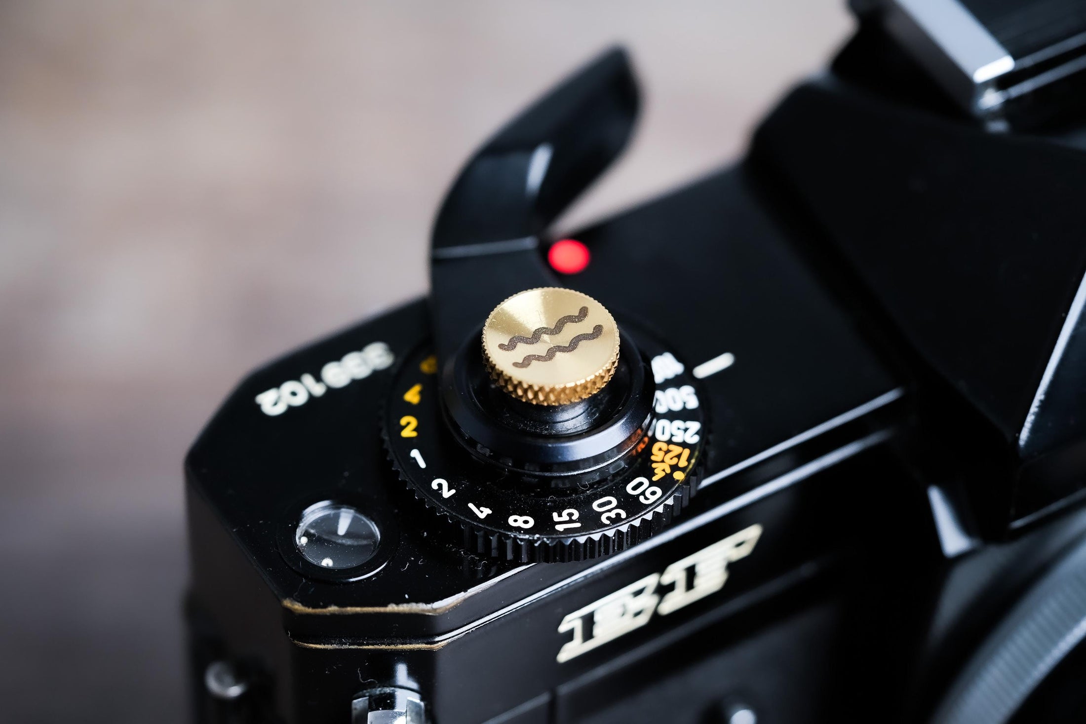 Ontspanknop sterrenbeeld Waterman – Aquarius symbool – licht messing – gelaserd & handgemaakt