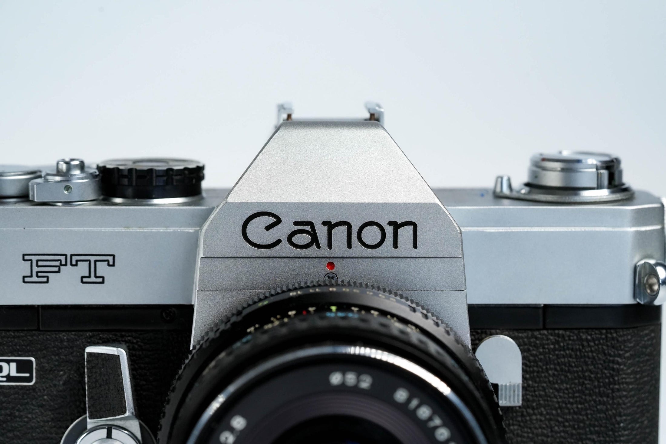 Canon FT QL + Tokina RMC 28mm f/2.8 – Volledig werkend + gratis 35mm film