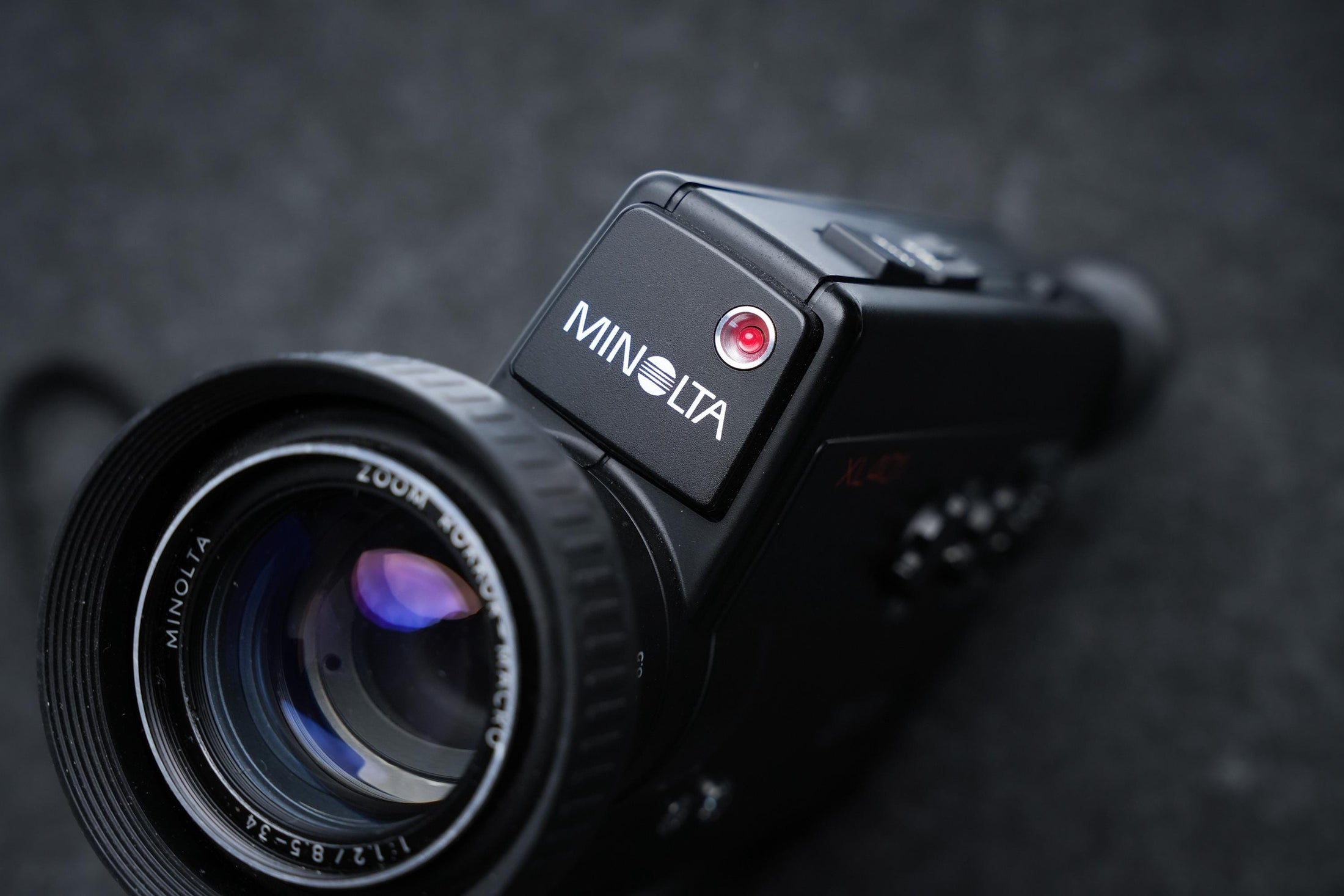 Minolta XL 401 Super 8 Camera uit 1978 – Zwart model met f/1.2 Rokkor-lens – voor creatieve filmmakers, reizigers en retroverzamelaars